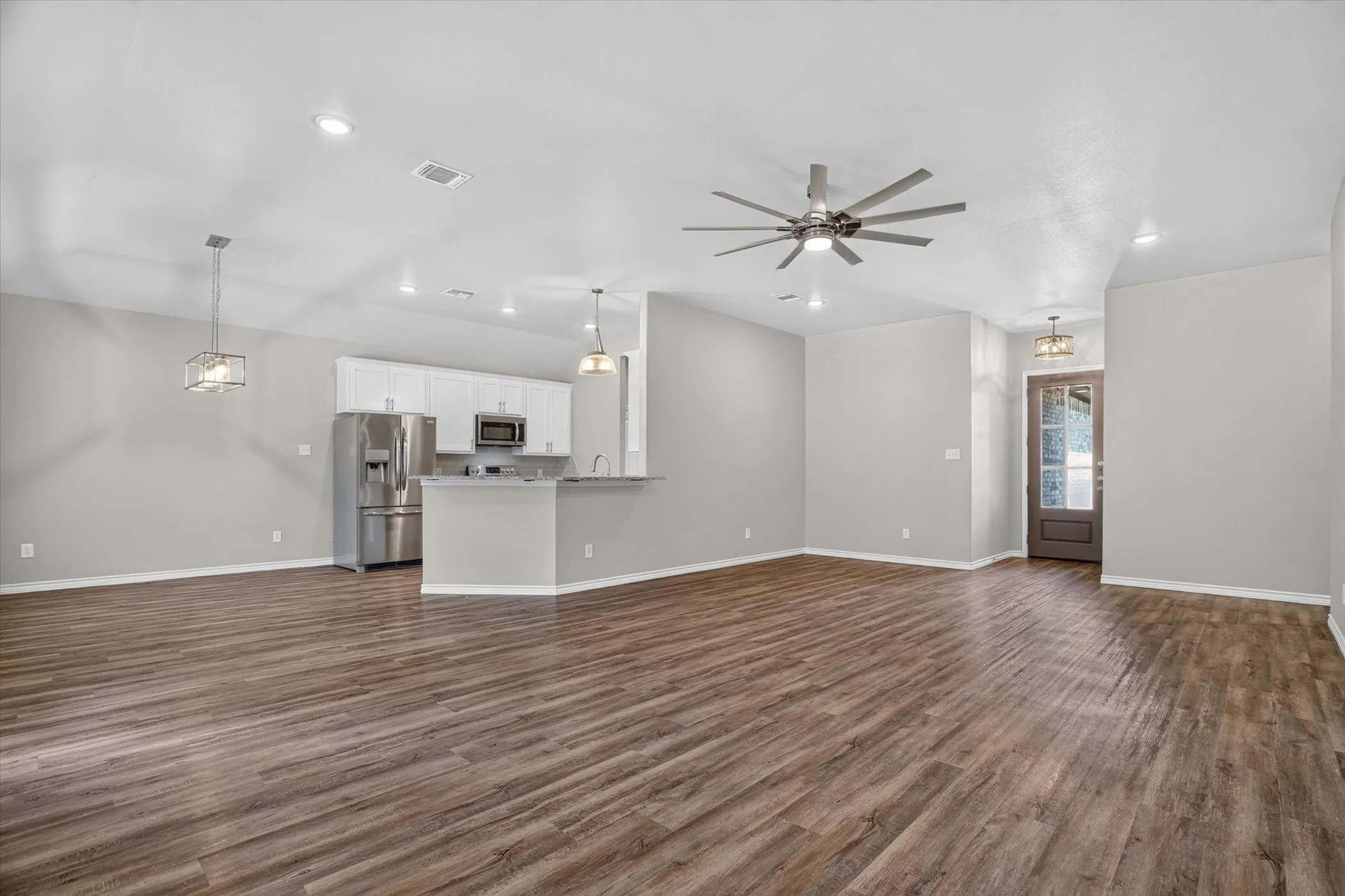 Single Family Residence For Sale in Hood County , 2706 San Gabriel Drive, Granbury, Texas 76048, 3 Bedroom, 2 Bathroom, 2 Garage spaces, 1,629 Sqft, built in 2021, mls#21365515, Real Estate Agent in Granbury, Homes For Sale in Hood county, Homes For Sale in Granbury, Realtor in Granbury Texas, Real Estate Brokerage Independent Realty Texas, Luminita Cordes Realtor