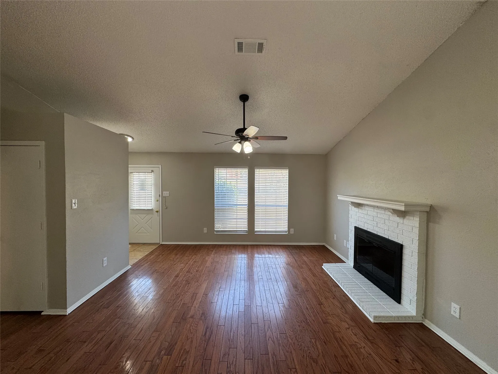 Single Family Residence For Rent in Tarrant County , 3808 Staghorn Circle S, Fort Worth, Texas 76137, 3 Bedroom, 2 Bathroom, 2 Garage spaces, 1,104 Sqft, built in 1985, mls#21365565, Real Estate Agent in Fort Worth, Homes For Rent in Tarrant county, Homes For Rent in Fort Worth, Realtor in Fort Worth Texas, Real Estate Brokerage Independent Realty Texas, Luminita Cordes Realtor
