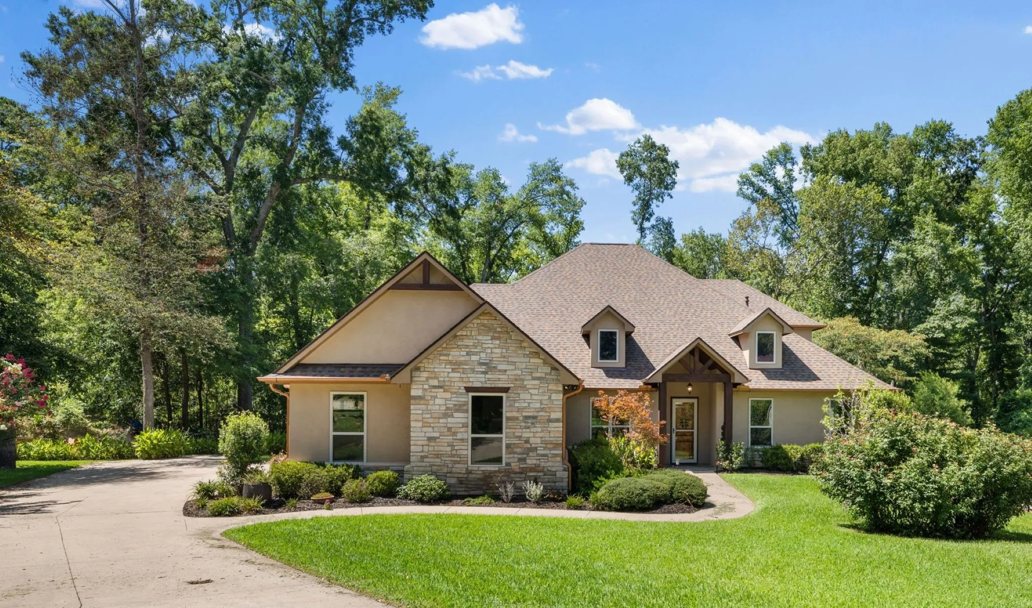 Single Family Residence For Sale in Smith County , 1822 Stonehaven Court, Tyler, Texas 75703, 4 Bedroom, 4 Bathroom, 3 Garage spaces, 3,095 Sqft, built in 2015, mls#21363632, Real Estate Agent in Tyler, Homes For Sale in Smith county, Homes For Sale in Tyler, Realtor in Tyler Texas, Real Estate Brokerage Independent Realty Texas, Luminita Cordes Realtor