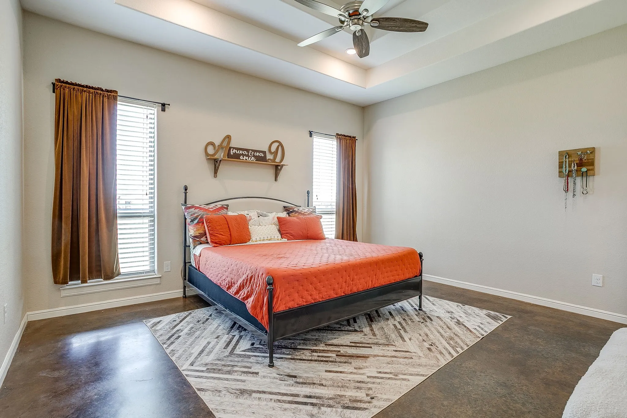 Tray ceiling with recessed lighting and ceiling fan