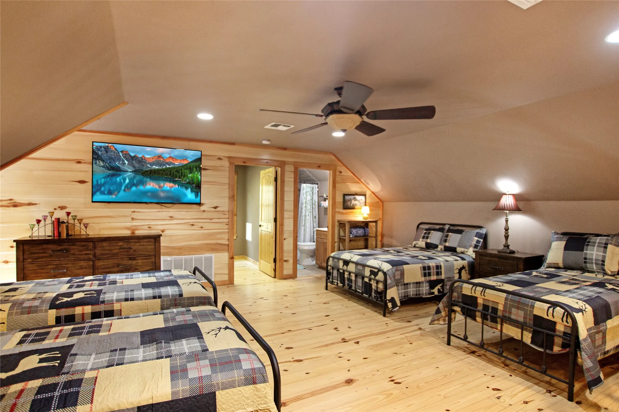 Single Family Residence For Sale in Wood County , 333 Dogwood Trail, Holly Lake Ranch, Texas 75765, 3 Bedroom, 4 Bathroom, Garage spaces, 2,392 Sqft, built in 2015, mls#21365549, Real Estate Agent in Holly Lake Ranch, Homes For Sale in Wood county, Homes For Sale in Holly Lake Ranch, Realtor in Holly Lake Ranch Texas, Real Estate Brokerage Independent Realty Texas, Luminita Cordes Realtor