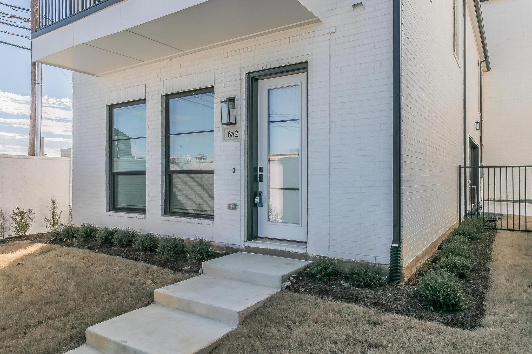 Townhouse For Rent in Tarrant County , 682 W Main Street, Arlington, Texas 76013, 3 Bedroom, 3 Bathroom, 2 Garage spaces, 1,746 Sqft, built in 2022, mls#21365495, Real Estate Agent in Arlington, Homes For Rent in Tarrant county, Homes For Rent in Arlington, Realtor in Arlington Texas, Real Estate Brokerage Independent Realty Texas, Luminita Cordes Realtor