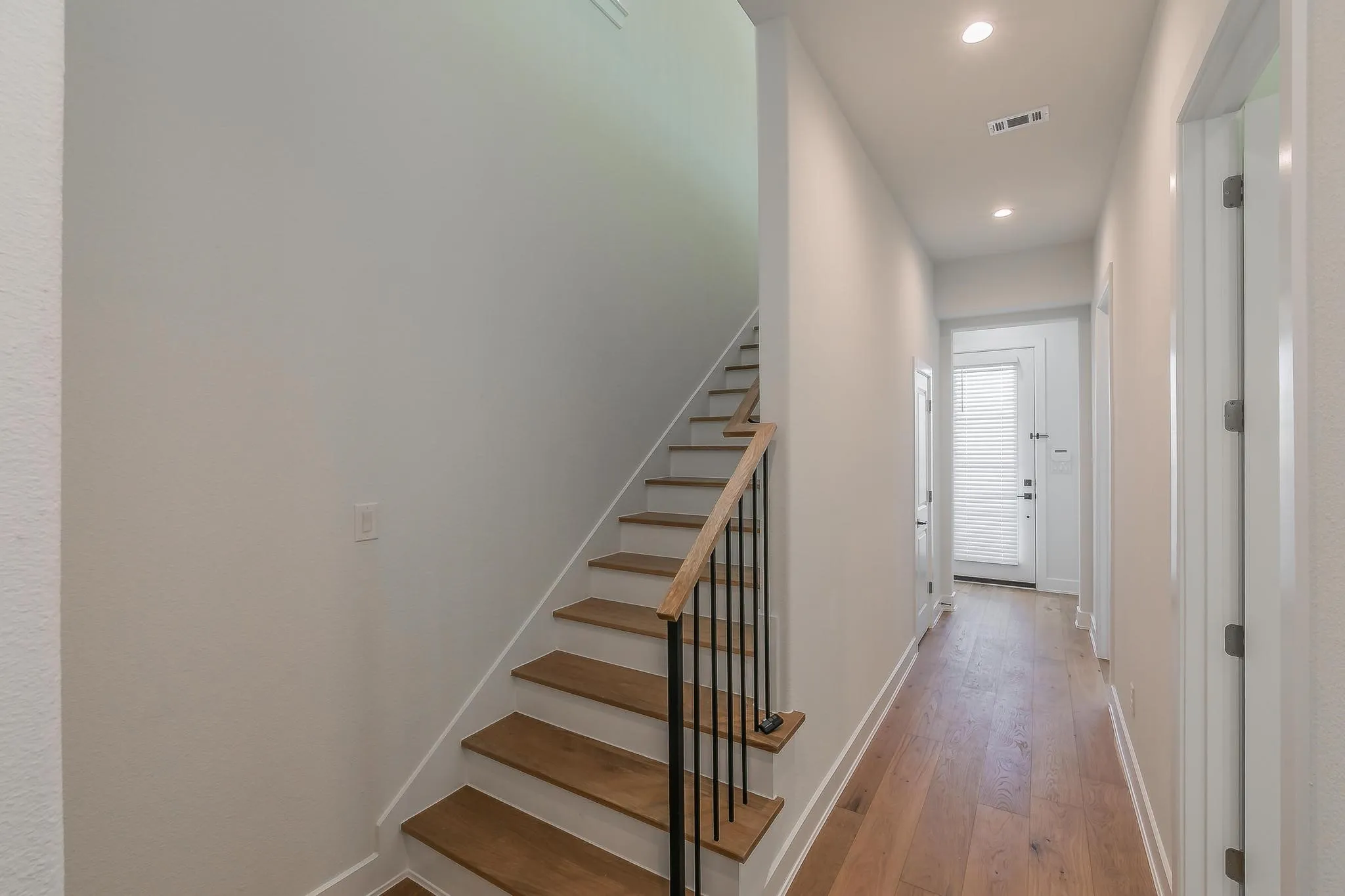 Townhouse For Rent in Tarrant County , 682 W Main Street, Arlington, Texas 76013, 3 Bedroom, 3 Bathroom, 2 Garage spaces, 1,746 Sqft, built in 2022, mls#21365495, Real Estate Agent in Arlington, Homes For Rent in Tarrant county, Homes For Rent in Arlington, Realtor in Arlington Texas, Real Estate Brokerage Independent Realty Texas, Luminita Cordes Realtor