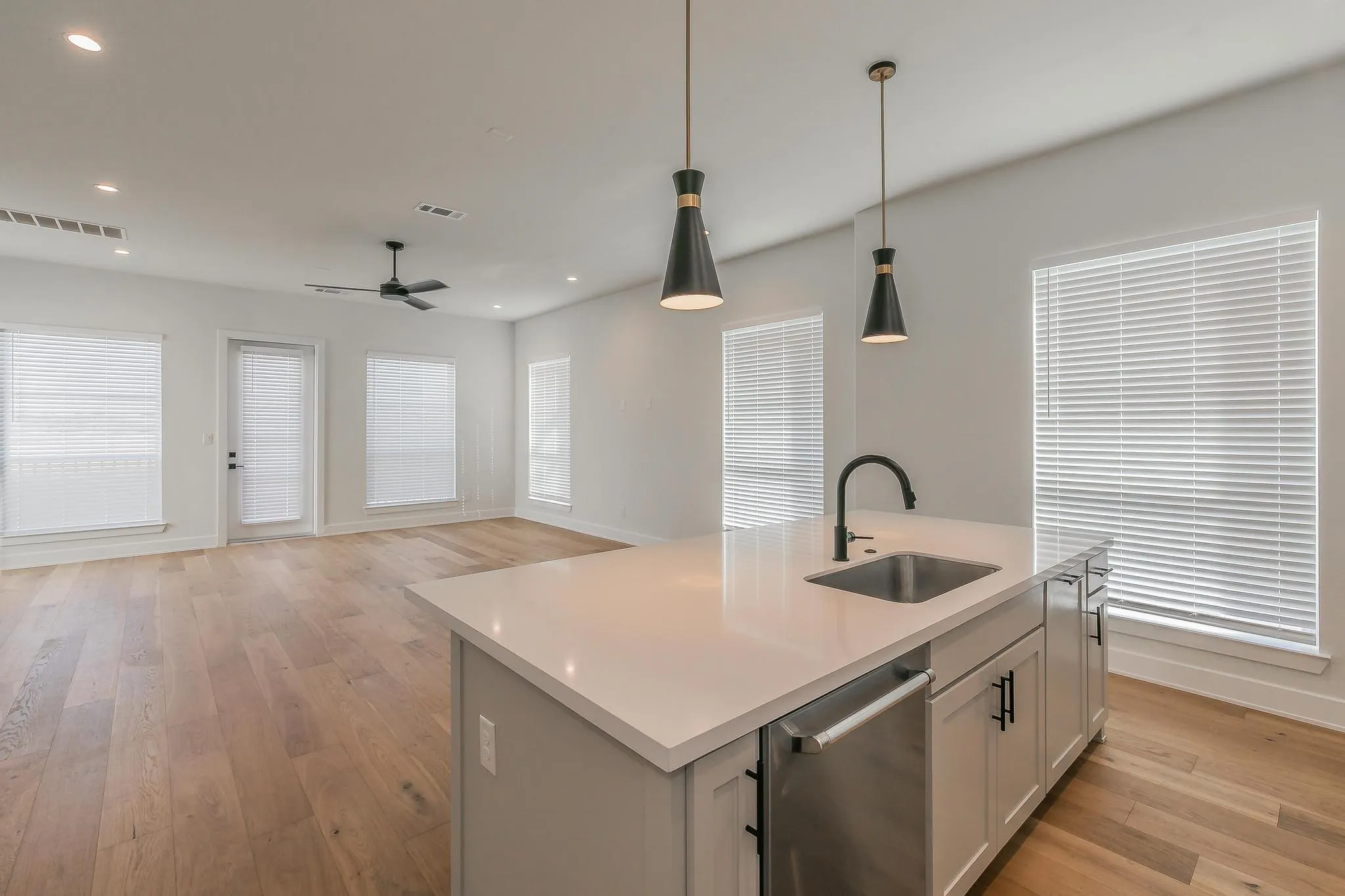 Townhouse For Rent in Tarrant County , 682 W Main Street, Arlington, Texas 76013, 3 Bedroom, 3 Bathroom, 2 Garage spaces, 1,746 Sqft, built in 2022, mls#21365495, Real Estate Agent in Arlington, Homes For Rent in Tarrant county, Homes For Rent in Arlington, Realtor in Arlington Texas, Real Estate Brokerage Independent Realty Texas, Luminita Cordes Realtor