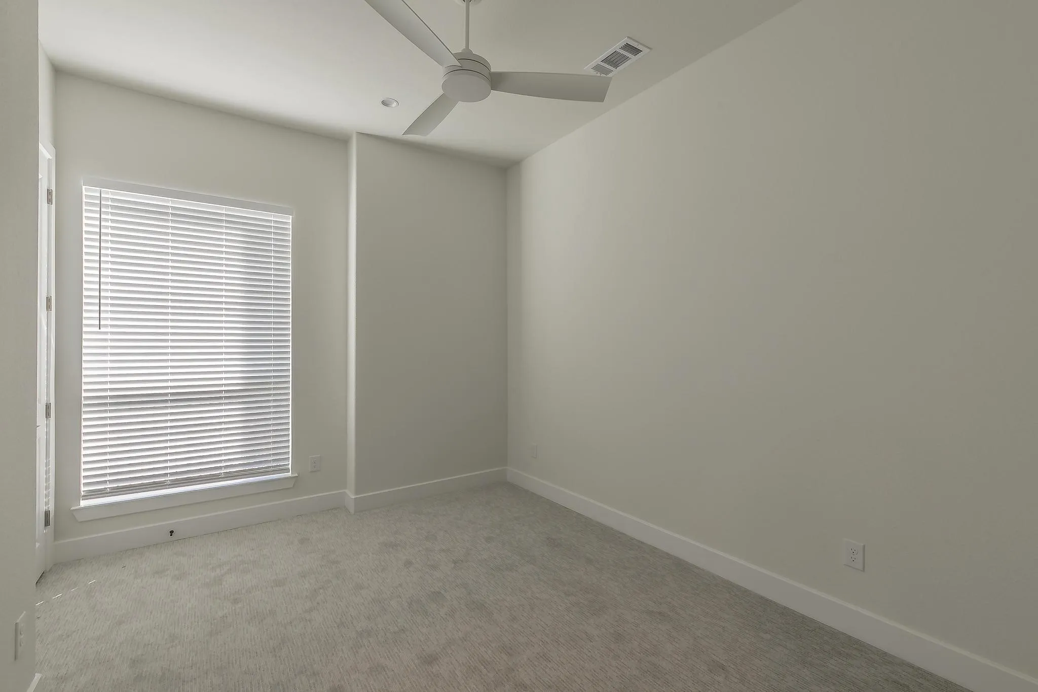 Townhouse For Rent in Tarrant County , 682 W Main Street, Arlington, Texas 76013, 3 Bedroom, 3 Bathroom, 2 Garage spaces, 1,746 Sqft, built in 2022, mls#21365495, Real Estate Agent in Arlington, Homes For Rent in Tarrant county, Homes For Rent in Arlington, Realtor in Arlington Texas, Real Estate Brokerage Independent Realty Texas, Luminita Cordes Realtor