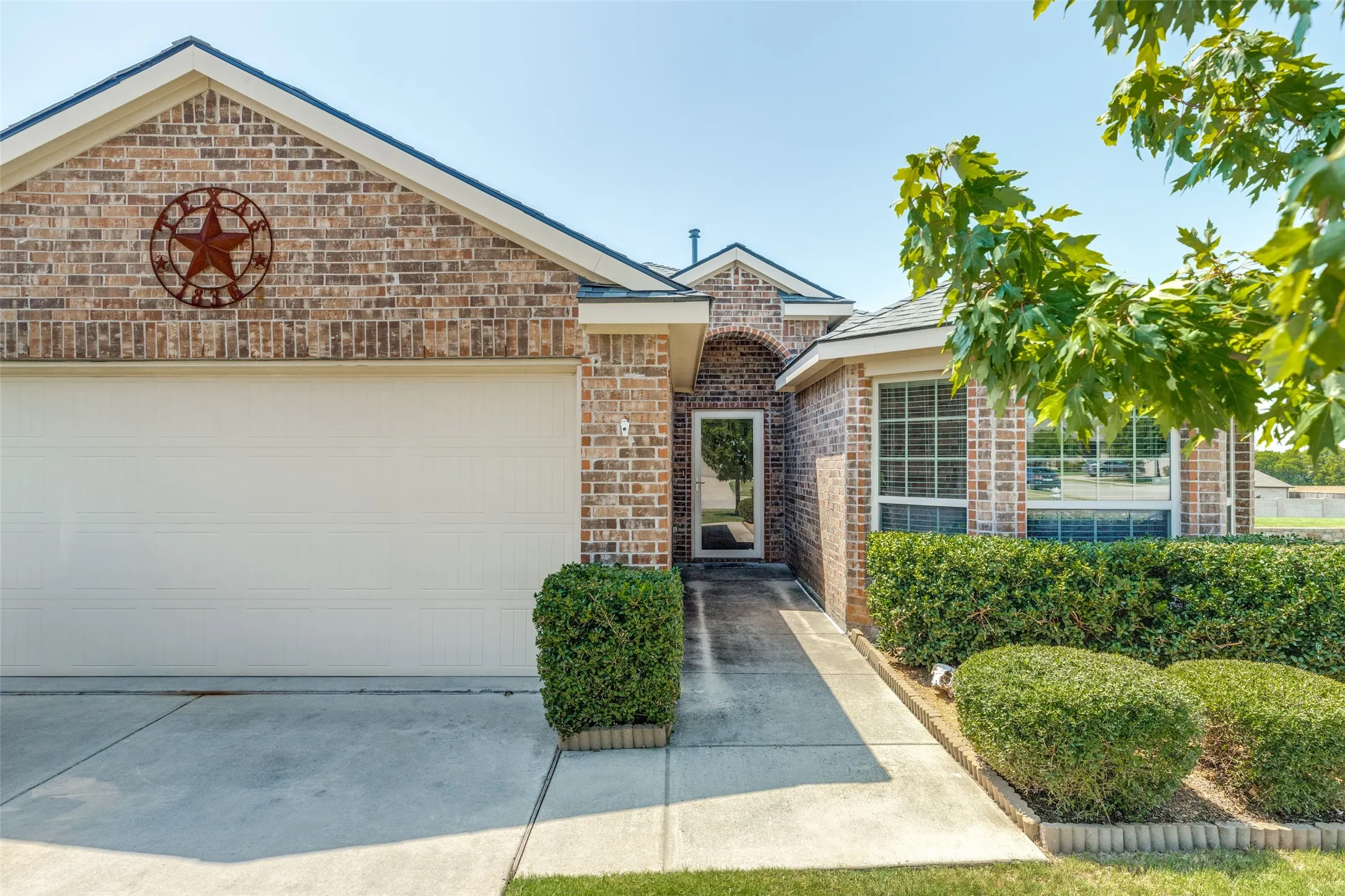 Single Family Residence For Sale in Grayson County , 1412 St Johns Drive, Van Alstyne, Texas 75495, 3 Bedroom, 2 Bathroom, 2 Garage spaces, 1,531 Sqft, built in 2015, mls#21365307, Real Estate Agent in Van Alstyne, Homes For Sale in Grayson county, Homes For Sale in Van Alstyne, Realtor in Van Alstyne Texas, Real Estate Brokerage Independent Realty Texas, Luminita Cordes Realtor