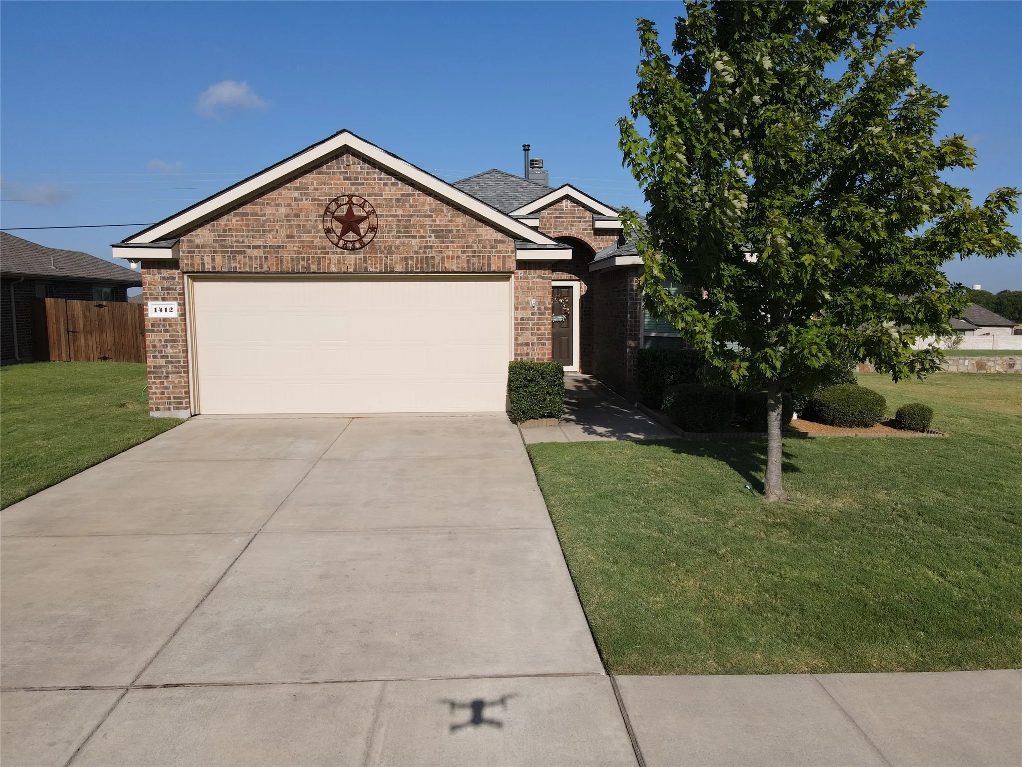 Single Family Residence For Sale in Grayson County , 1412 St Johns Drive, Van Alstyne, Texas 75495, 3 Bedroom, 2 Bathroom, 2 Garage spaces, 1,531 Sqft, built in 2015, mls#21365307, Real Estate Agent in Van Alstyne, Homes For Sale in Grayson county, Homes For Sale in Van Alstyne, Realtor in Van Alstyne Texas, Real Estate Brokerage Independent Realty Texas, Luminita Cordes Realtor