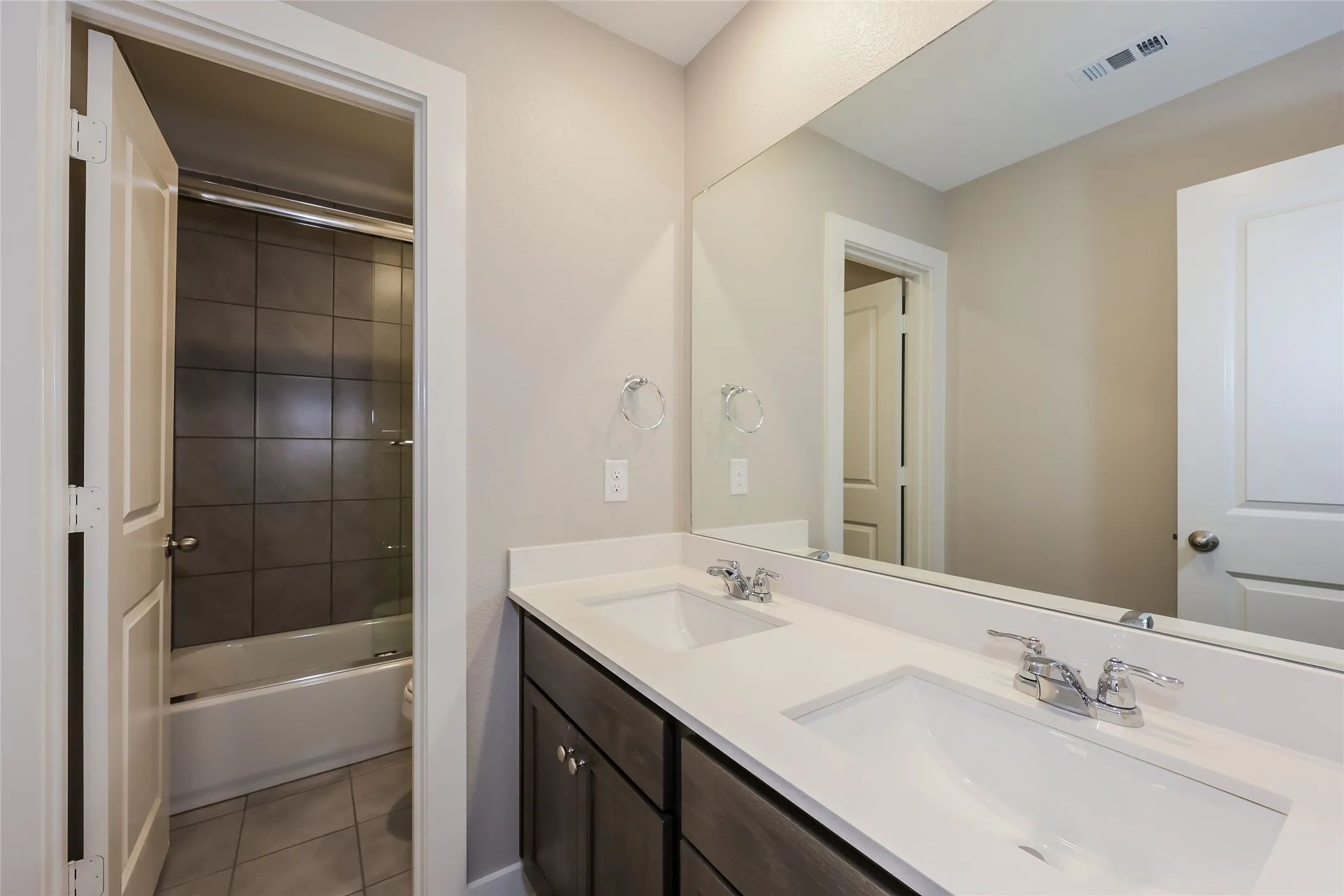 Single Family Residence For Rent in Tarrant County , 725 Painted Loon Drive, Arlington, Texas 76005, 4 Bedroom, 3 Bathroom, 2 Garage spaces, 2,004 Sqft, built in 2025, mls#21362239, Real Estate Agent in Arlington, Homes For Rent in Tarrant county, Homes For Rent in Arlington, Realtor in Arlington Texas, Real Estate Brokerage Independent Realty Texas, Luminita Cordes Realtor