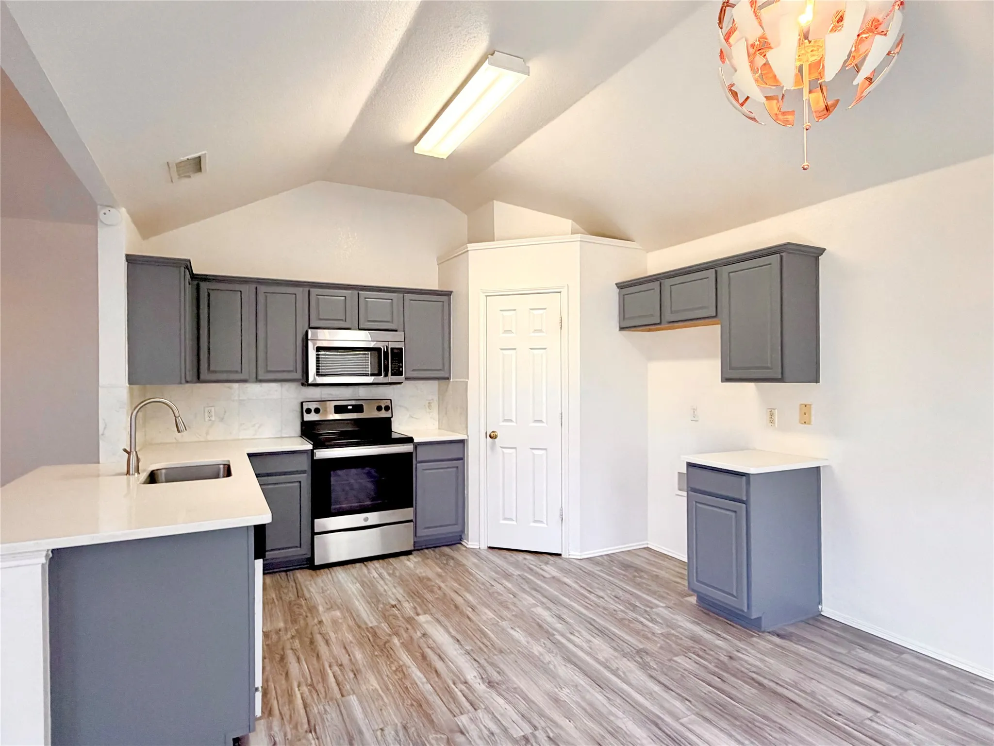 Single Family Residence For Rent in Tarrant County , 619 Douglas Drive, Mansfield, Texas 76063, 3 Bedroom, 2 Bathroom, 2 Garage spaces, 1,801 Sqft, built in 2001, mls#21365594, Real Estate Agent in Mansfield, Homes For Rent in Tarrant county, Homes For Rent in Mansfield, Realtor in Mansfield Texas, Real Estate Brokerage Independent Realty Texas, Luminita Cordes Realtor