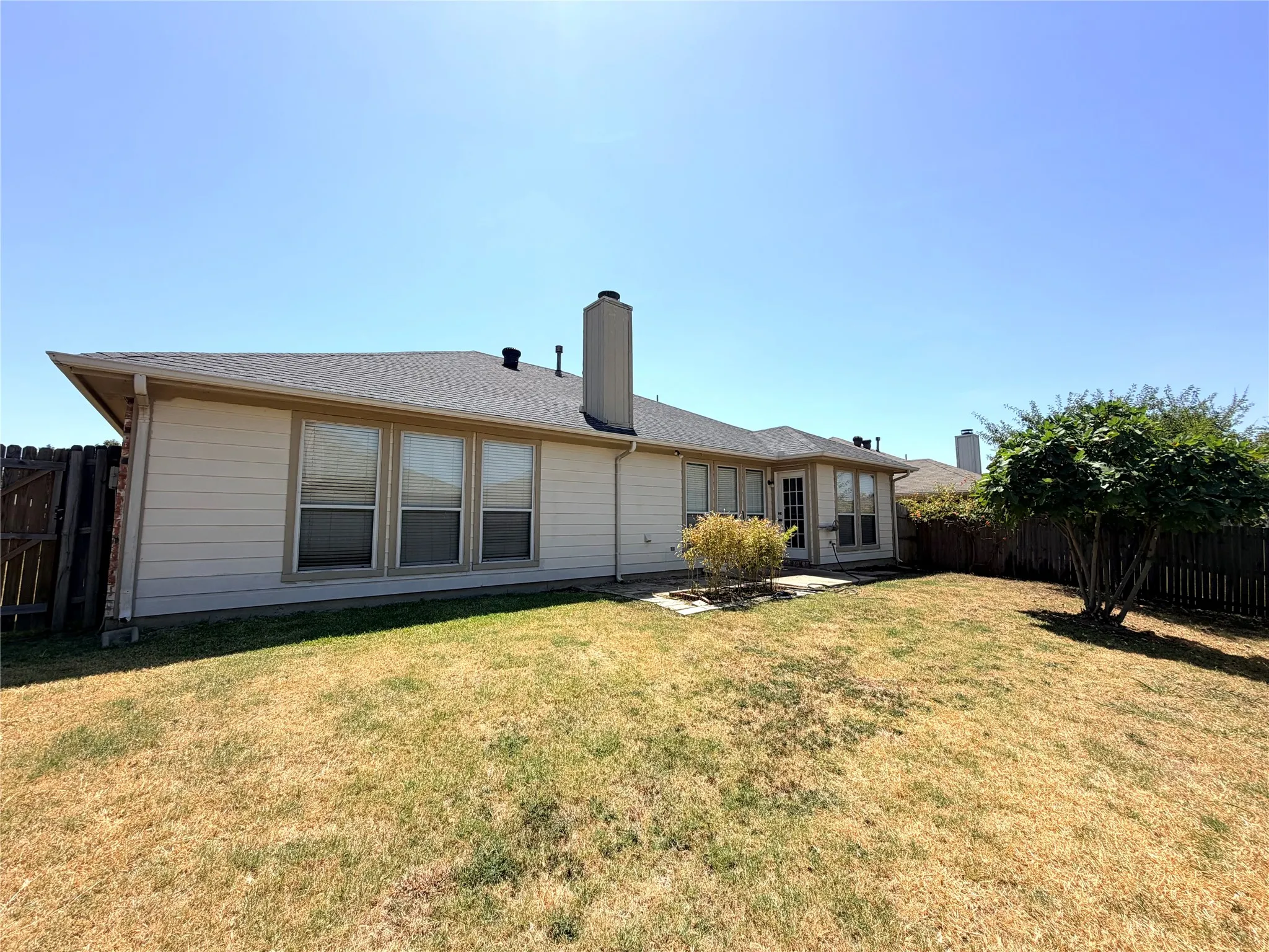 Single Family Residence For Rent in Tarrant County , 619 Douglas Drive, Mansfield, Texas 76063, 3 Bedroom, 2 Bathroom, 2 Garage spaces, 1,801 Sqft, built in 2001, mls#21365594, Real Estate Agent in Mansfield, Homes For Rent in Tarrant county, Homes For Rent in Mansfield, Realtor in Mansfield Texas, Real Estate Brokerage Independent Realty Texas, Luminita Cordes Realtor
