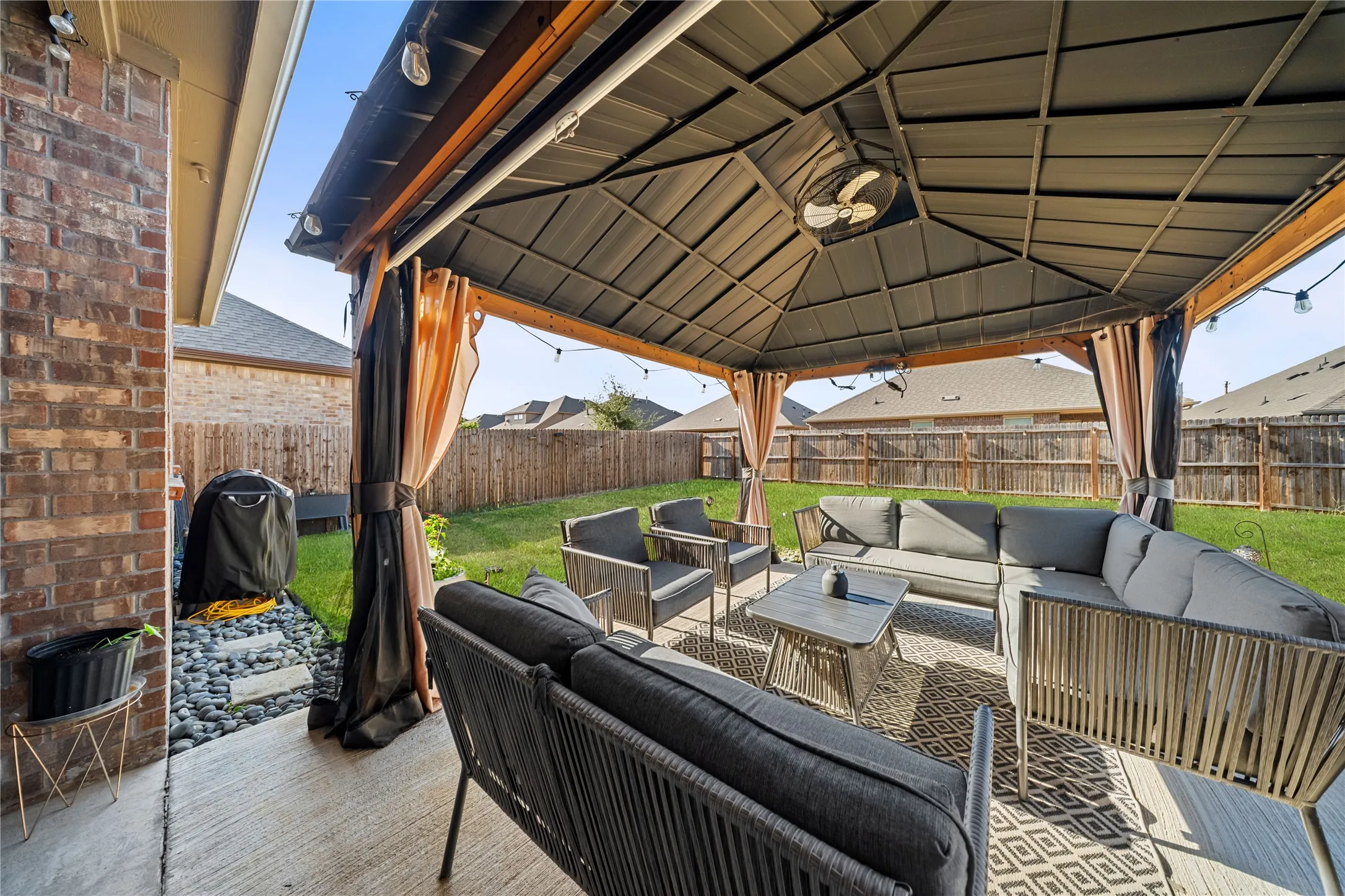 Single Family Residence For Rent in Denton County , 11025 Klondike Lane, Aubrey, Texas 76227, 3 Bedroom, 2 Bathroom, 2 Garage spaces, 1,503 Sqft, built in 2020, mls#21365596, Real Estate Agent in Aubrey, Homes For Rent in Denton county, Homes For Rent in Aubrey, Realtor in Aubrey Texas, Real Estate Brokerage Independent Realty Texas, Luminita Cordes Realtor