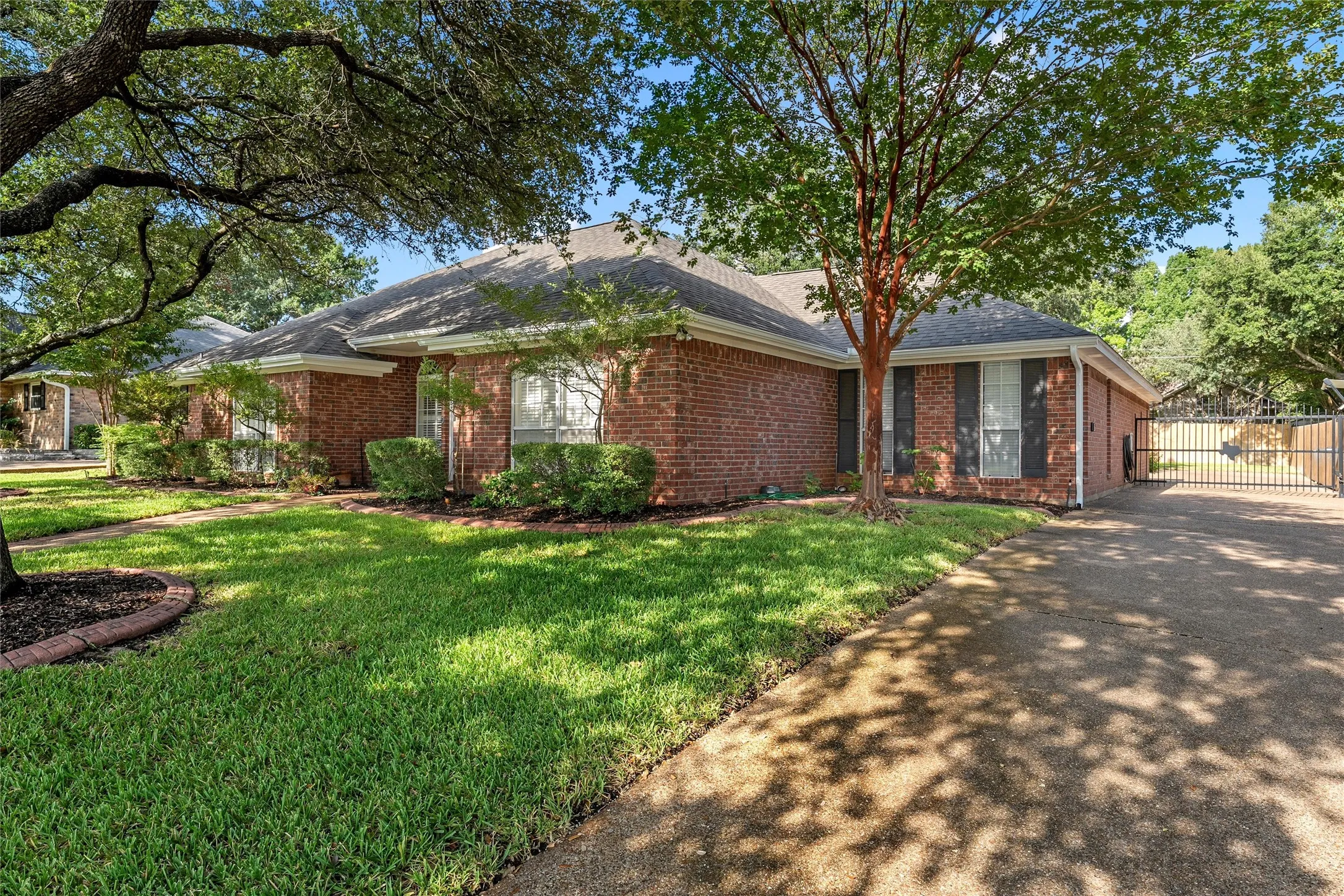 Single Family Residence For Sale in Mc Lennan County , 1119 Western Ridge Drive, Waco, Texas 76712, 3 Bedroom, 3 Bathroom, 2 Garage spaces, 2,397 Sqft, built in 1992, mls#21365042, Real Estate Agent in Waco, Homes For Sale in Mc Lennan county, Homes For Sale in Waco, Realtor in Waco Texas, Real Estate Brokerage Independent Realty Texas, Luminita Cordes Realtor