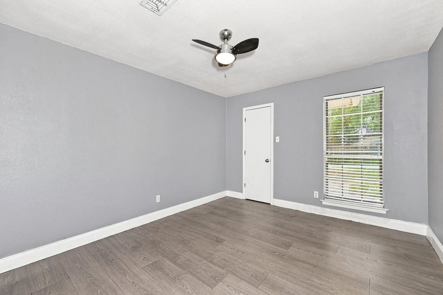 Single Family Residence For Rent in Tarrant County , 3204 Denbury Drive, Fort Worth, Texas 76133, 3 Bedroom, 2 Bathroom, 2 Garage spaces, 1,668 Sqft, built in 1975, mls#21365600, Real Estate Agent in Fort Worth, Homes For Rent in Tarrant county, Homes For Rent in Fort Worth, Realtor in Fort Worth Texas, Real Estate Brokerage Independent Realty Texas, Luminita Cordes Realtor