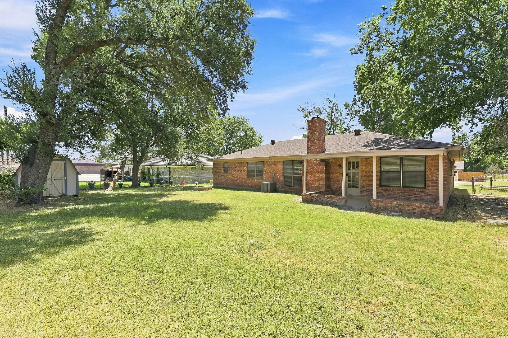 Single Family Residence For Rent in Tarrant County , 3204 Denbury Drive, Fort Worth, Texas 76133, 3 Bedroom, 2 Bathroom, 2 Garage spaces, 1,668 Sqft, built in 1975, mls#21365600, Real Estate Agent in Fort Worth, Homes For Rent in Tarrant county, Homes For Rent in Fort Worth, Realtor in Fort Worth Texas, Real Estate Brokerage Independent Realty Texas, Luminita Cordes Realtor