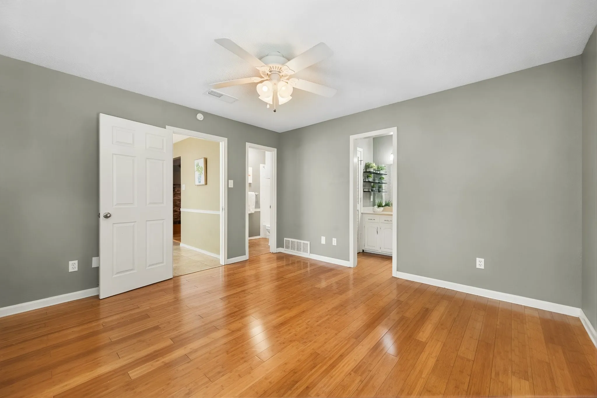 Single Family Residence For Sale in Tarrant County , 1101 De Pauw Drive, Arlington, Texas 76012, 4 Bedroom, 2 Bathroom, 2 Garage spaces, 1,879 Sqft, built in 1977, mls#21363518, Real Estate Agent in Arlington, Homes For Sale in Tarrant county, Homes For Sale in Arlington, Realtor in Arlington Texas, Real Estate Brokerage Independent Realty Texas, Luminita Cordes Realtor