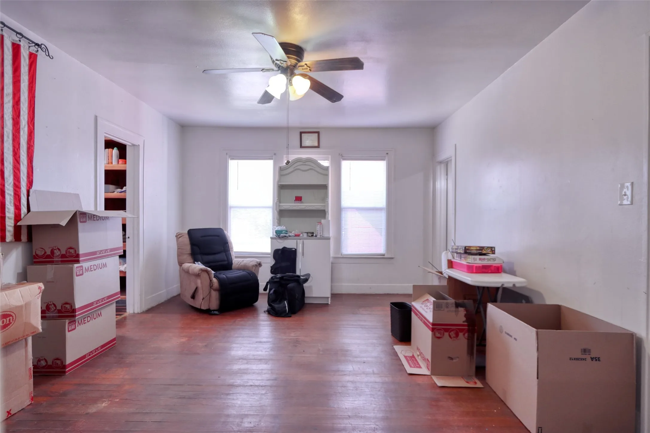 Single Family Residence For Sale in Ellis County , 200 E Crossmain, Milford, Texas 76670, 3 Bedroom, 2 Bathroom, 1 Garage spaces, 1,849 Sqft, built in 1946, mls#21365608, Real Estate Agent in Milford, Homes For Sale in Ellis county, Homes For Sale in Milford, Realtor in Milford Texas, Real Estate Brokerage Independent Realty Texas, Luminita Cordes Realtor