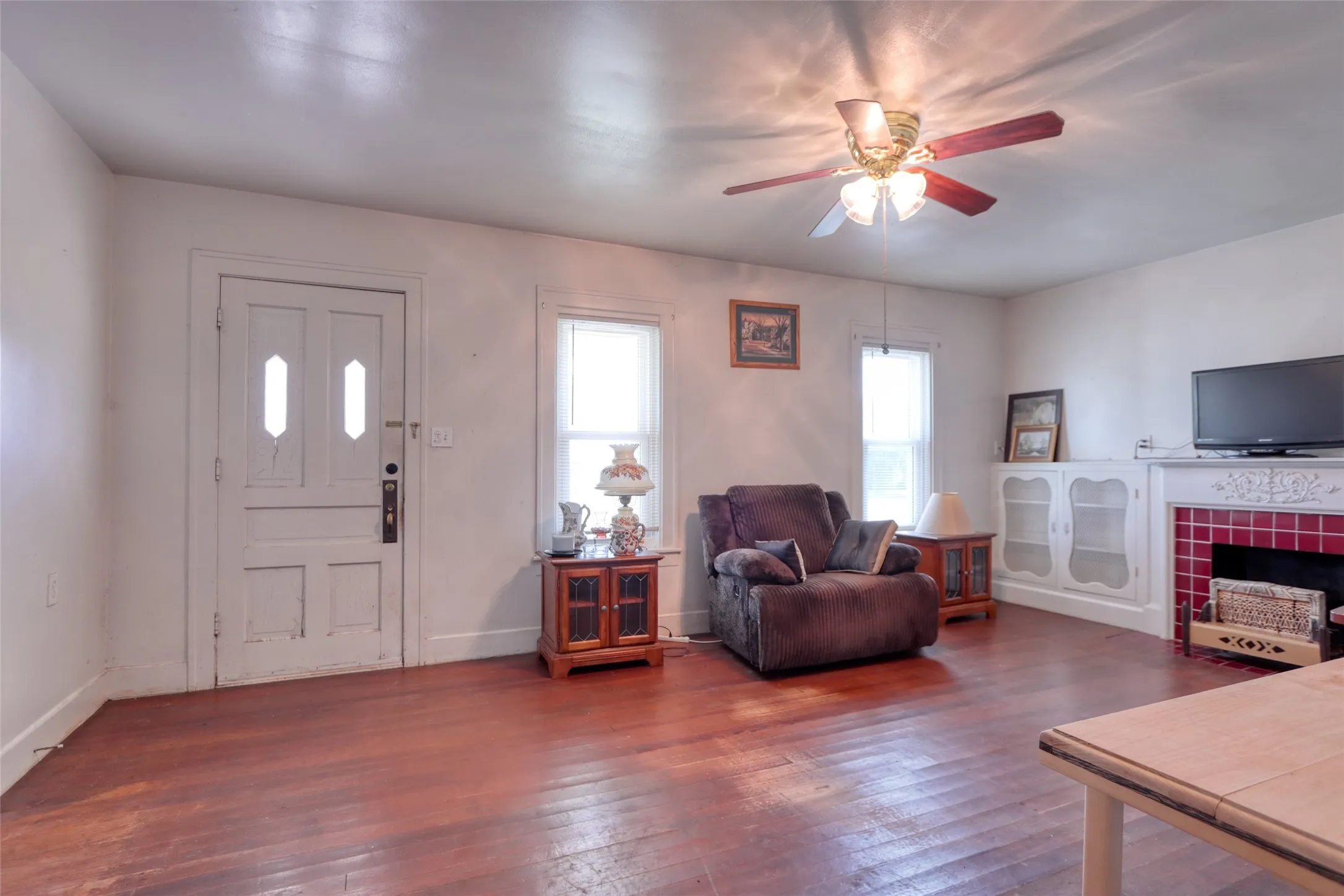 Single Family Residence For Sale in Ellis County , 200 E Crossmain, Milford, Texas 76670, 3 Bedroom, 2 Bathroom, 1 Garage spaces, 1,849 Sqft, built in 1946, mls#21365608, Real Estate Agent in Milford, Homes For Sale in Ellis county, Homes For Sale in Milford, Realtor in Milford Texas, Real Estate Brokerage Independent Realty Texas, Luminita Cordes Realtor