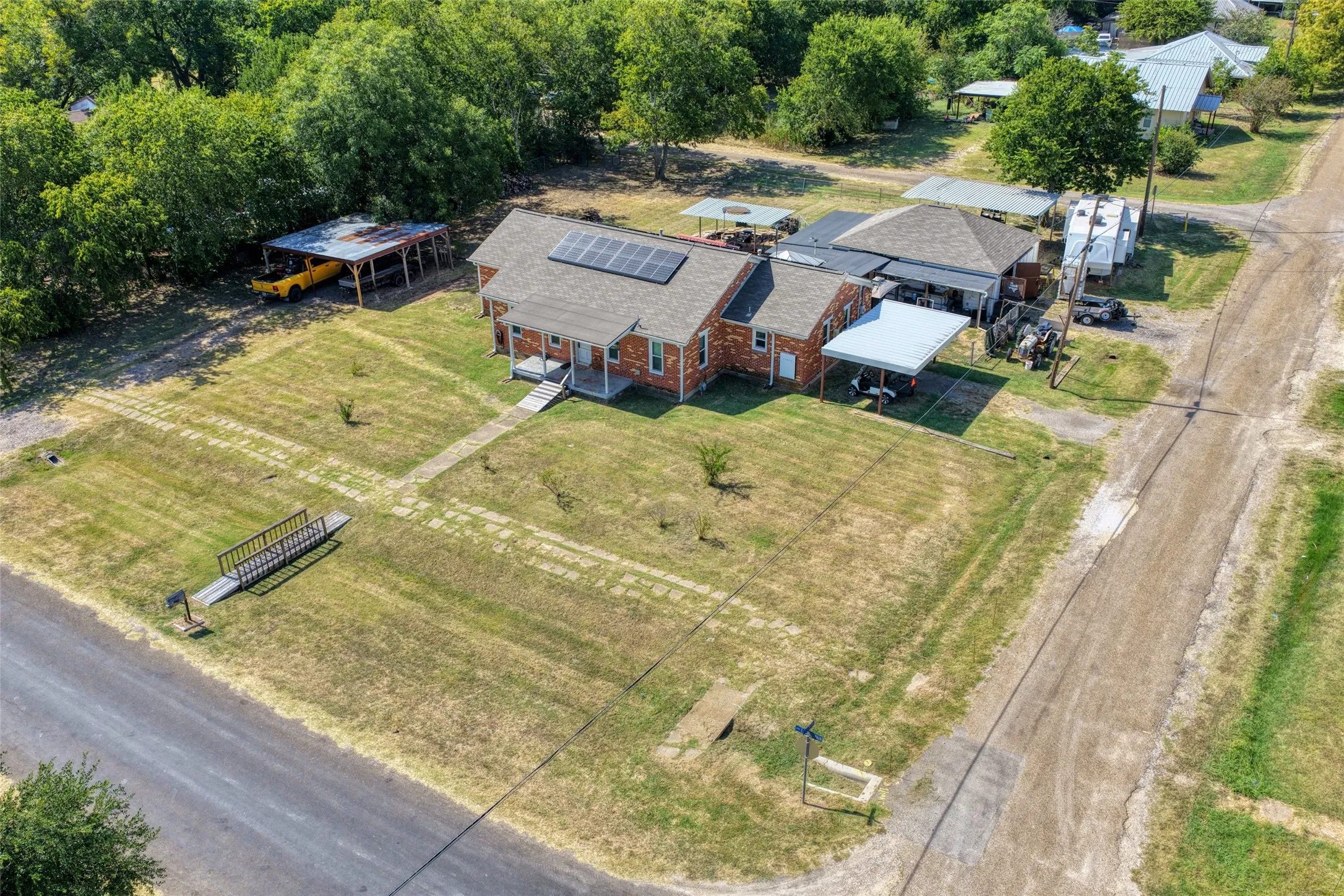 Single Family Residence For Sale in Ellis County , 200 E Crossmain, Milford, Texas 76670, 3 Bedroom, 2 Bathroom, 1 Garage spaces, 1,849 Sqft, built in 1946, mls#21365608, Real Estate Agent in Milford, Homes For Sale in Ellis county, Homes For Sale in Milford, Realtor in Milford Texas, Real Estate Brokerage Independent Realty Texas, Luminita Cordes Realtor
