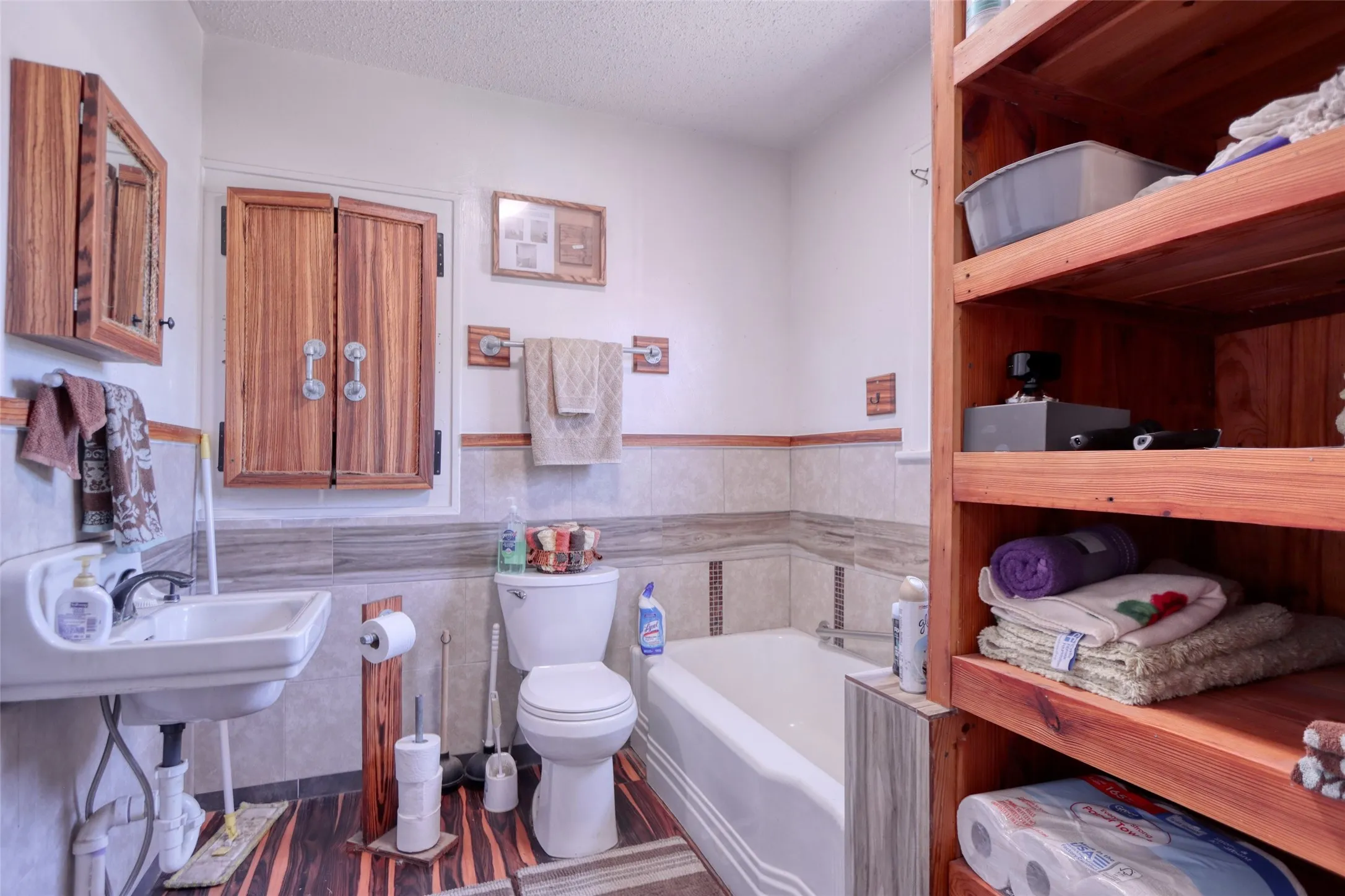 Single Family Residence For Sale in Ellis County , 200 E Crossmain, Milford, Texas 76670, 3 Bedroom, 2 Bathroom, 1 Garage spaces, 1,849 Sqft, built in 1946, mls#21365608, Real Estate Agent in Milford, Homes For Sale in Ellis county, Homes For Sale in Milford, Realtor in Milford Texas, Real Estate Brokerage Independent Realty Texas, Luminita Cordes Realtor