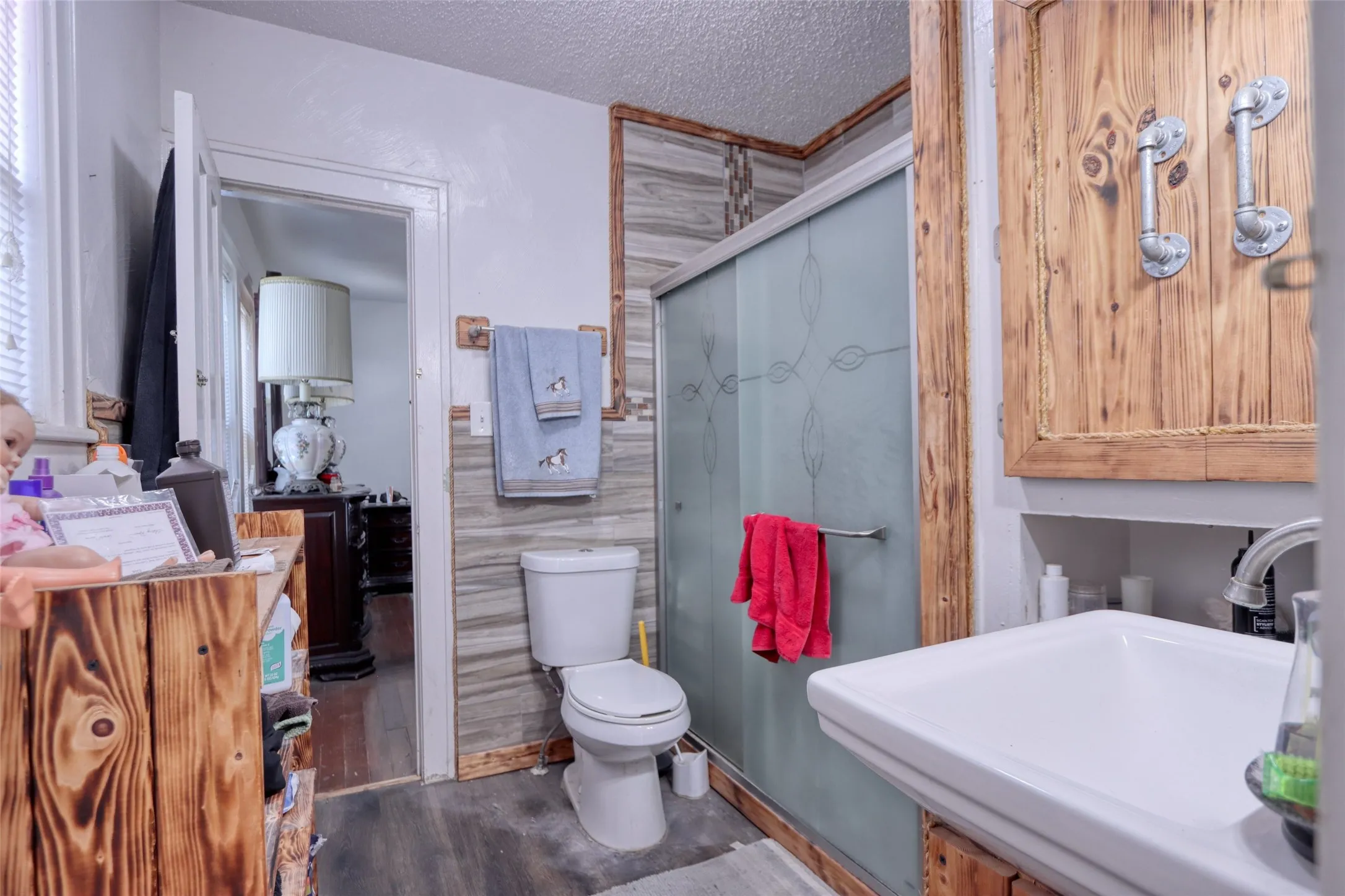 Single Family Residence For Sale in Ellis County , 200 E Crossmain, Milford, Texas 76670, 3 Bedroom, 2 Bathroom, 1 Garage spaces, 1,849 Sqft, built in 1946, mls#21365608, Real Estate Agent in Milford, Homes For Sale in Ellis county, Homes For Sale in Milford, Realtor in Milford Texas, Real Estate Brokerage Independent Realty Texas, Luminita Cordes Realtor