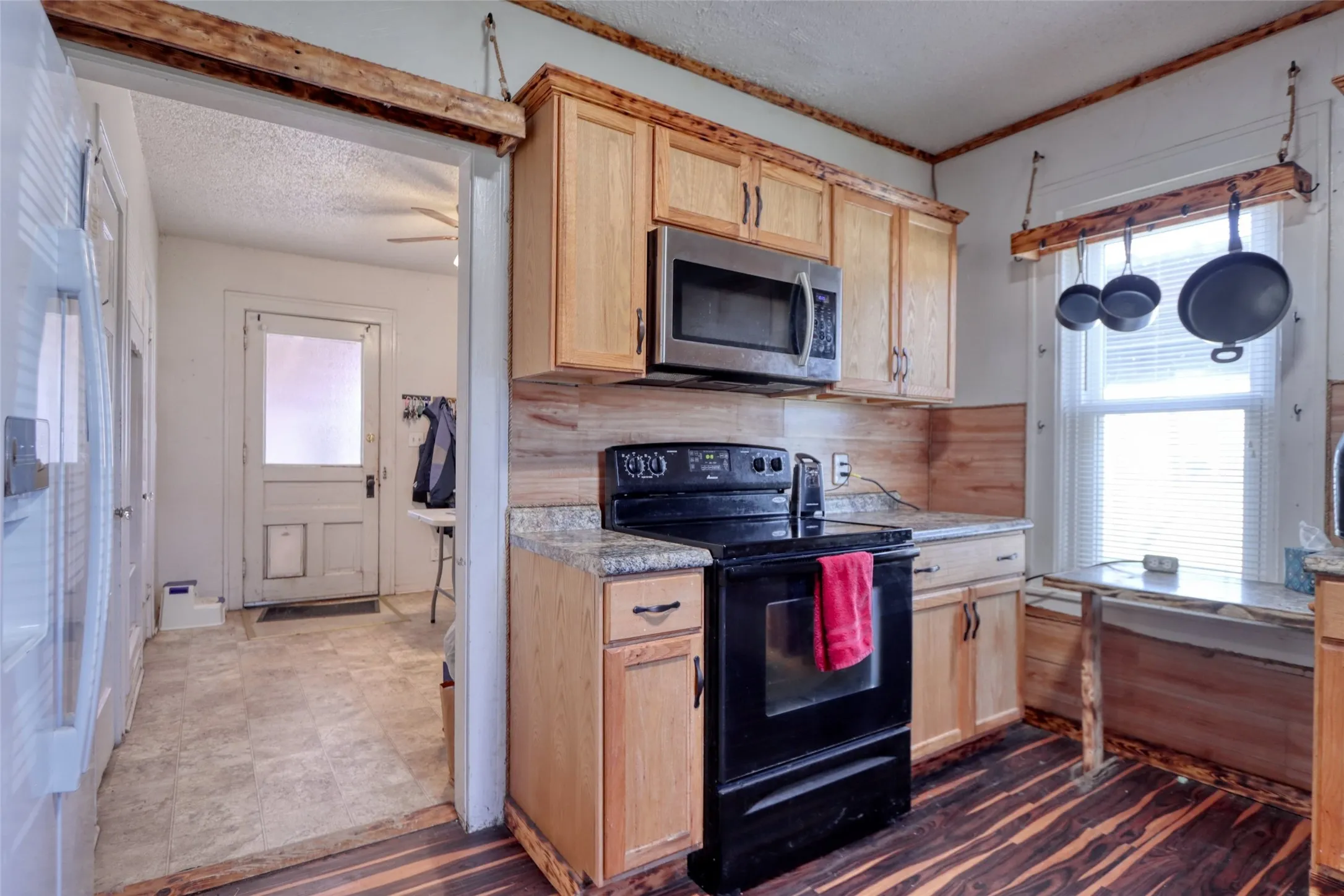 Single Family Residence For Sale in Ellis County , 200 E Crossmain, Milford, Texas 76670, 3 Bedroom, 2 Bathroom, 1 Garage spaces, 1,849 Sqft, built in 1946, mls#21365608, Real Estate Agent in Milford, Homes For Sale in Ellis county, Homes For Sale in Milford, Realtor in Milford Texas, Real Estate Brokerage Independent Realty Texas, Luminita Cordes Realtor