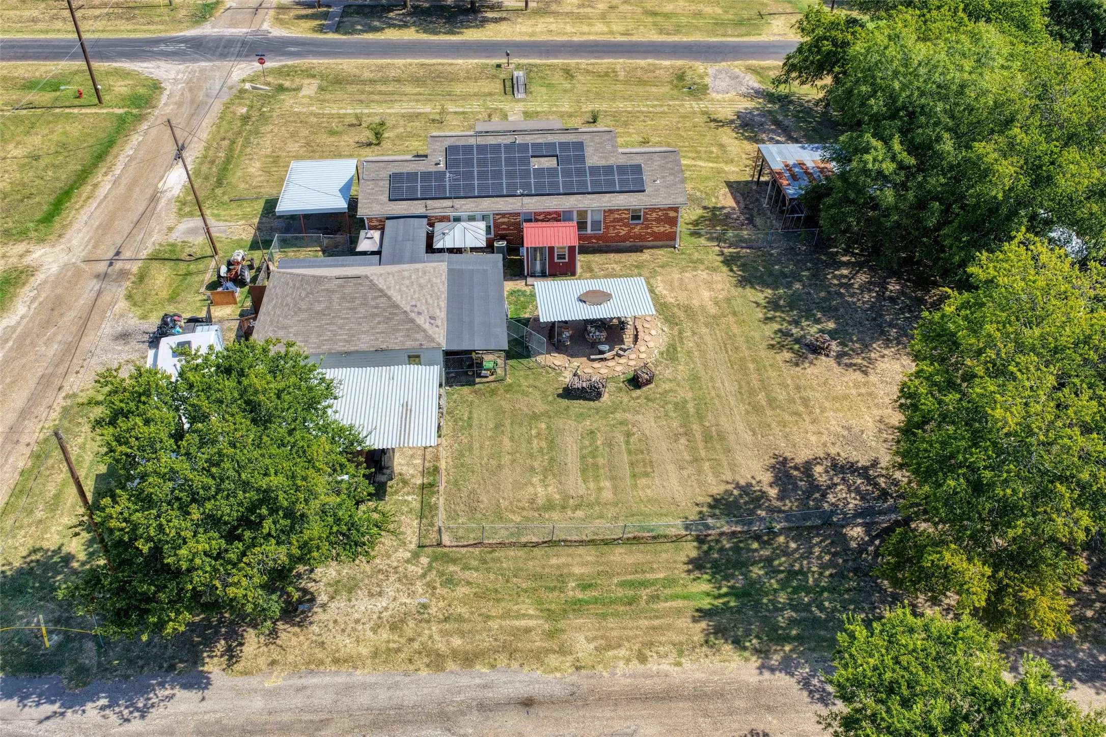 Single Family Residence For Sale in Ellis County , 200 E Crossmain, Milford, Texas 76670, 3 Bedroom, 2 Bathroom, 1 Garage spaces, 1,849 Sqft, built in 1946, mls#21365608, Real Estate Agent in Milford, Homes For Sale in Ellis county, Homes For Sale in Milford, Realtor in Milford Texas, Real Estate Brokerage Independent Realty Texas, Luminita Cordes Realtor