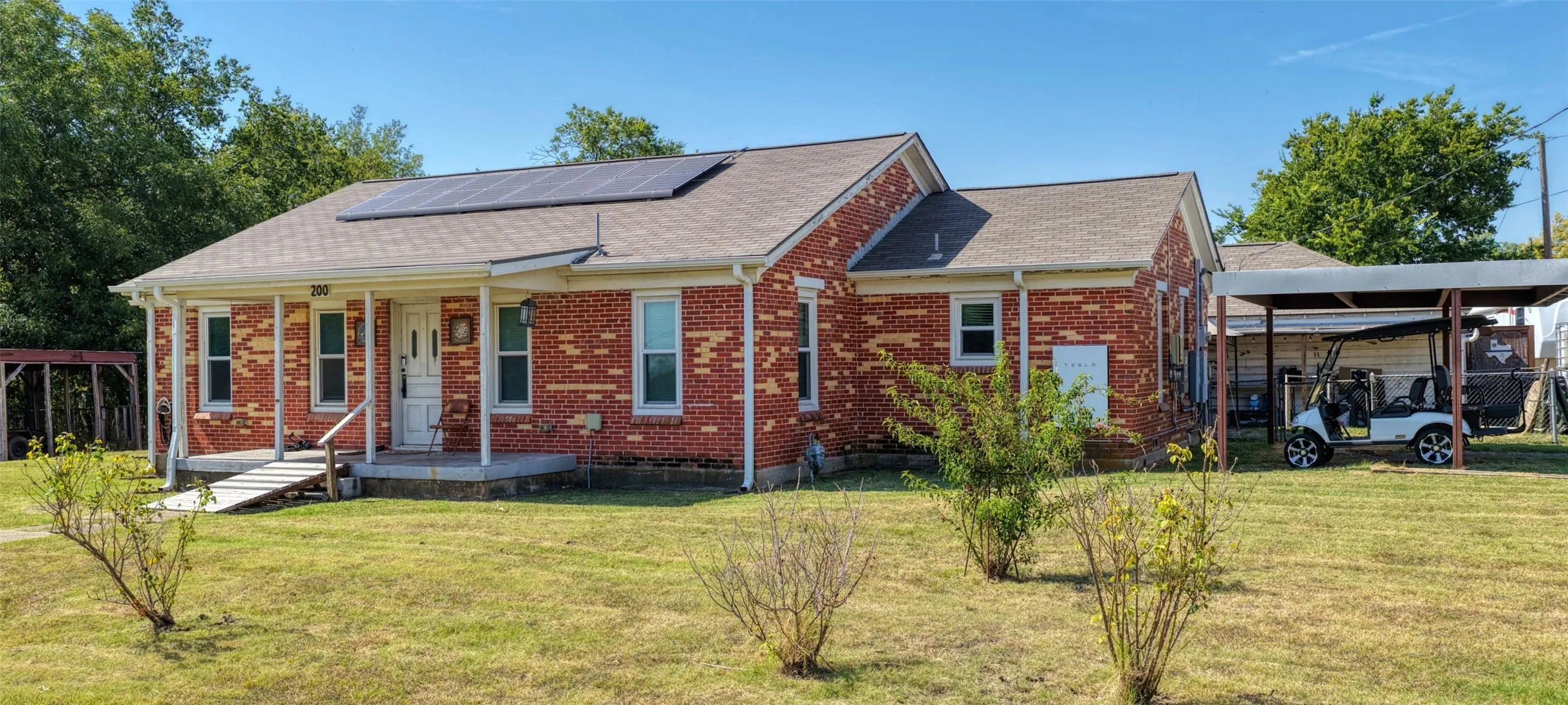 Single Family Residence For Sale in Ellis County , 200 E Crossmain, Milford, Texas 76670, 3 Bedroom, 2 Bathroom, 1 Garage spaces, 1,849 Sqft, built in 1946, mls#21365608, Real Estate Agent in Milford, Homes For Sale in Ellis county, Homes For Sale in Milford, Realtor in Milford Texas, Real Estate Brokerage Independent Realty Texas, Luminita Cordes Realtor