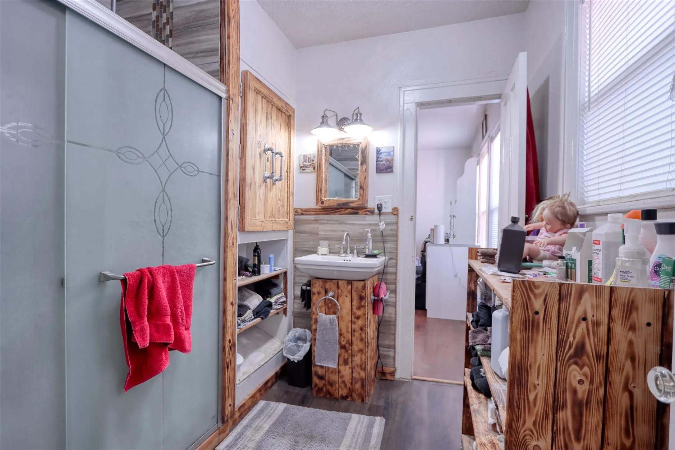 Single Family Residence For Sale in Ellis County , 200 E Crossmain, Milford, Texas 76670, 3 Bedroom, 2 Bathroom, 1 Garage spaces, 1,849 Sqft, built in 1946, mls#21365608, Real Estate Agent in Milford, Homes For Sale in Ellis county, Homes For Sale in Milford, Realtor in Milford Texas, Real Estate Brokerage Independent Realty Texas, Luminita Cordes Realtor