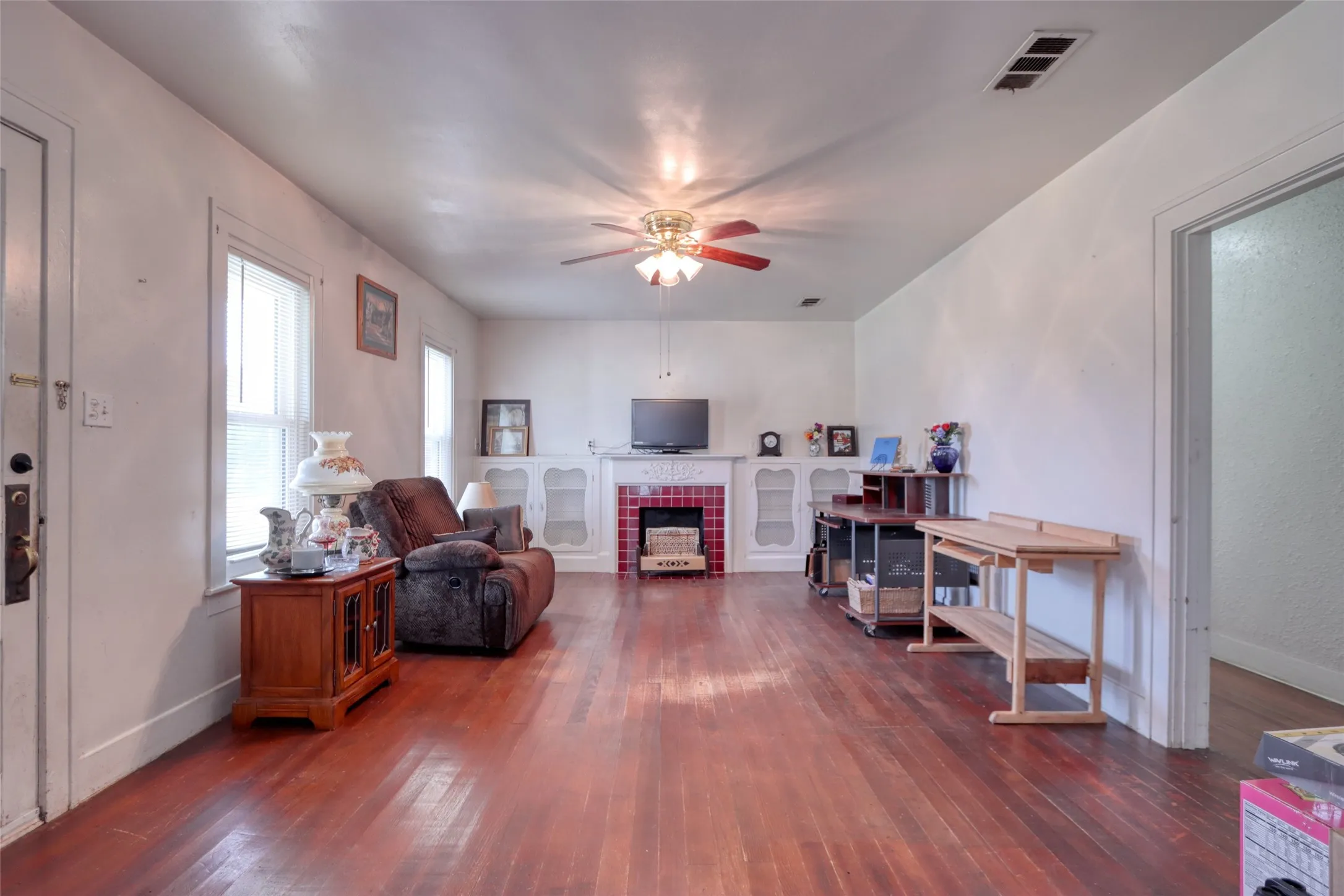 Single Family Residence For Sale in Ellis County , 200 E Crossmain, Milford, Texas 76670, 3 Bedroom, 2 Bathroom, 1 Garage spaces, 1,849 Sqft, built in 1946, mls#21365608, Real Estate Agent in Milford, Homes For Sale in Ellis county, Homes For Sale in Milford, Realtor in Milford Texas, Real Estate Brokerage Independent Realty Texas, Luminita Cordes Realtor