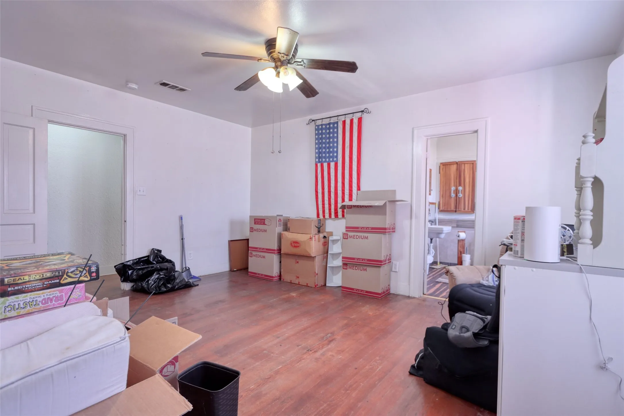 Single Family Residence For Sale in Ellis County , 200 E Crossmain, Milford, Texas 76670, 3 Bedroom, 2 Bathroom, 1 Garage spaces, 1,849 Sqft, built in 1946, mls#21365608, Real Estate Agent in Milford, Homes For Sale in Ellis county, Homes For Sale in Milford, Realtor in Milford Texas, Real Estate Brokerage Independent Realty Texas, Luminita Cordes Realtor