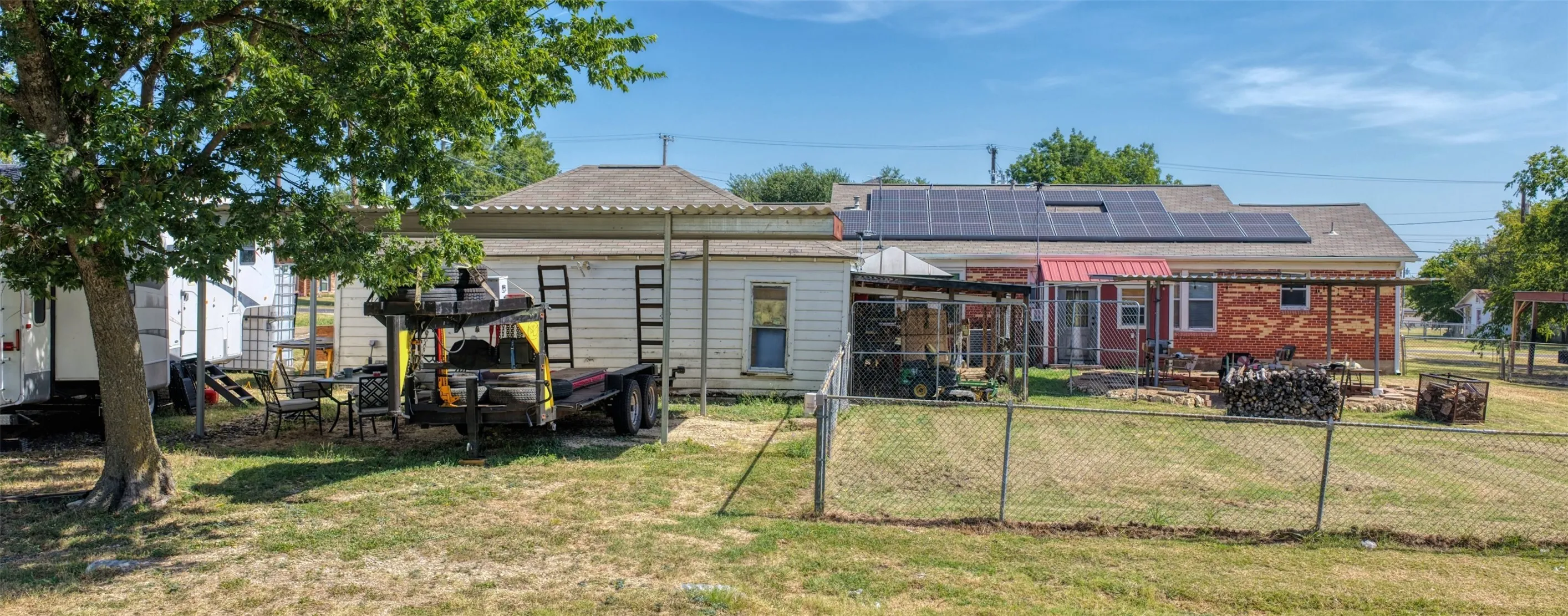 Single Family Residence For Sale in Ellis County , 200 E Crossmain, Milford, Texas 76670, 3 Bedroom, 2 Bathroom, 1 Garage spaces, 1,849 Sqft, built in 1946, mls#21365608, Real Estate Agent in Milford, Homes For Sale in Ellis county, Homes For Sale in Milford, Realtor in Milford Texas, Real Estate Brokerage Independent Realty Texas, Luminita Cordes Realtor
