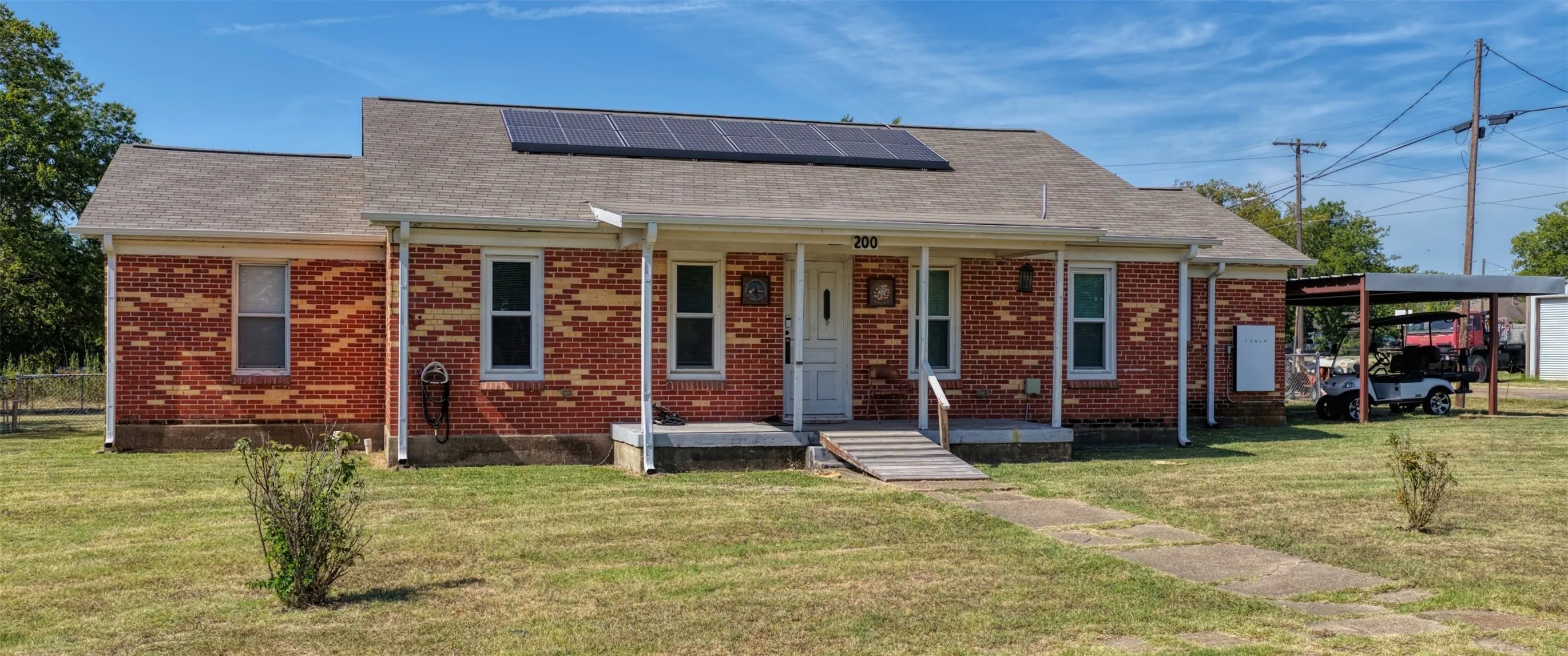 Single Family Residence For Sale in Ellis County , 200 E Crossmain, Milford, Texas 76670, 3 Bedroom, 2 Bathroom, 1 Garage spaces, 1,849 Sqft, built in 1946, mls#21365608, Real Estate Agent in Milford, Homes For Sale in Ellis county, Homes For Sale in Milford, Realtor in Milford Texas, Real Estate Brokerage Independent Realty Texas, Luminita Cordes Realtor
