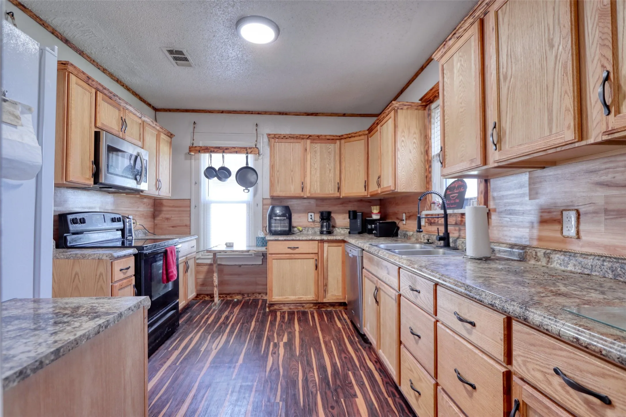Single Family Residence For Sale in Ellis County , 200 E Crossmain, Milford, Texas 76670, 3 Bedroom, 2 Bathroom, 1 Garage spaces, 1,849 Sqft, built in 1946, mls#21365608, Real Estate Agent in Milford, Homes For Sale in Ellis county, Homes For Sale in Milford, Realtor in Milford Texas, Real Estate Brokerage Independent Realty Texas, Luminita Cordes Realtor