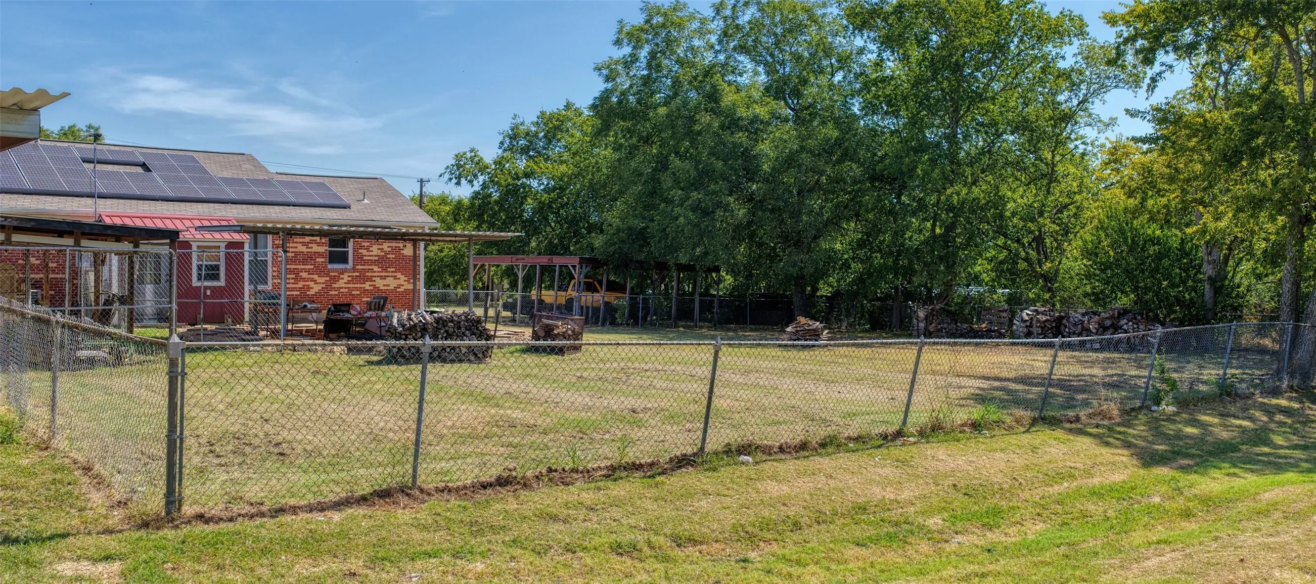 Single Family Residence For Sale in Ellis County , 200 E Crossmain, Milford, Texas 76670, 3 Bedroom, 2 Bathroom, 1 Garage spaces, 1,849 Sqft, built in 1946, mls#21365608, Real Estate Agent in Milford, Homes For Sale in Ellis county, Homes For Sale in Milford, Realtor in Milford Texas, Real Estate Brokerage Independent Realty Texas, Luminita Cordes Realtor