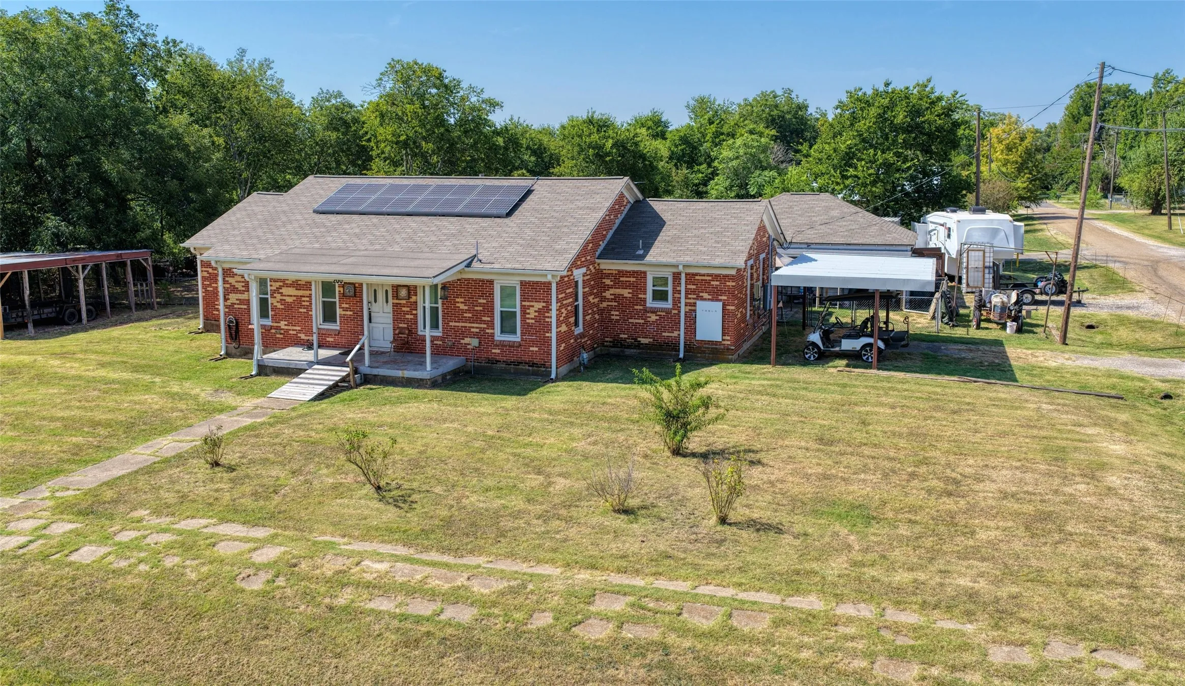 Single Family Residence For Sale in Ellis County , 200 E Crossmain, Milford, Texas 76670, 3 Bedroom, 2 Bathroom, 1 Garage spaces, 1,849 Sqft, built in 1946, mls#21365608, Real Estate Agent in Milford, Homes For Sale in Ellis county, Homes For Sale in Milford, Realtor in Milford Texas, Real Estate Brokerage Independent Realty Texas, Luminita Cordes Realtor