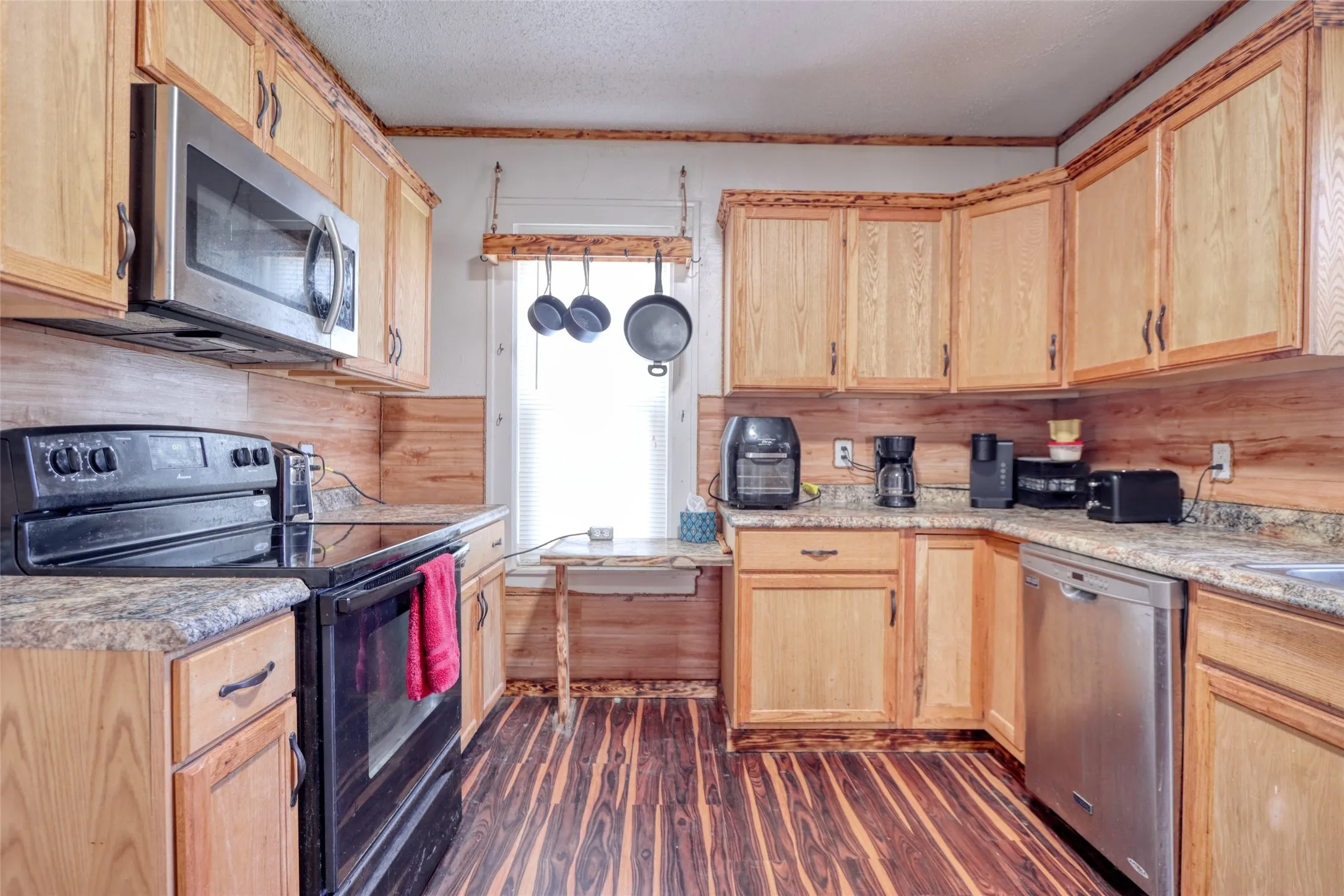 Single Family Residence For Sale in Ellis County , 200 E Crossmain, Milford, Texas 76670, 3 Bedroom, 2 Bathroom, 1 Garage spaces, 1,849 Sqft, built in 1946, mls#21365608, Real Estate Agent in Milford, Homes For Sale in Ellis county, Homes For Sale in Milford, Realtor in Milford Texas, Real Estate Brokerage Independent Realty Texas, Luminita Cordes Realtor