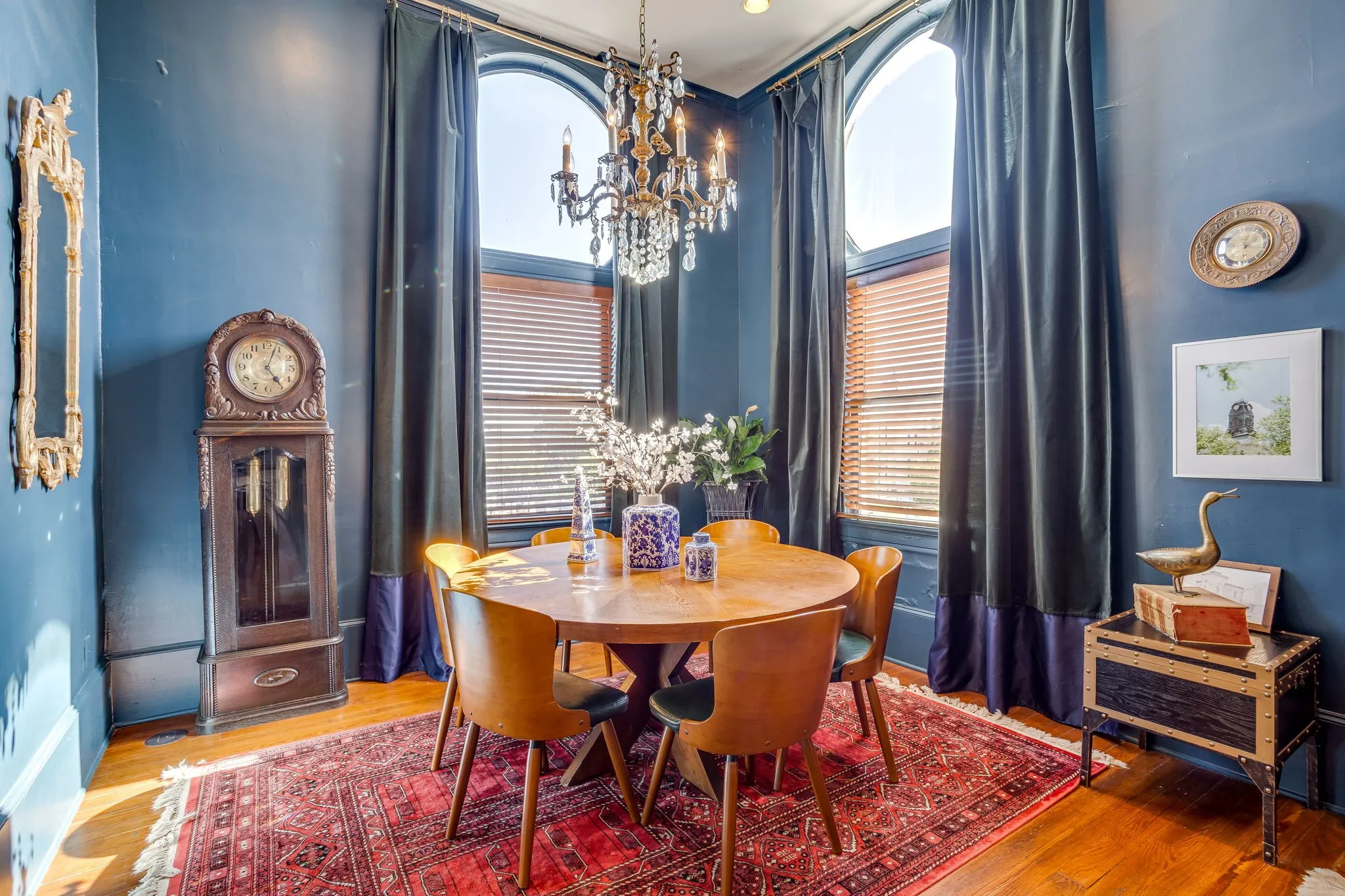 Complete with a dining area overlooking the Square.