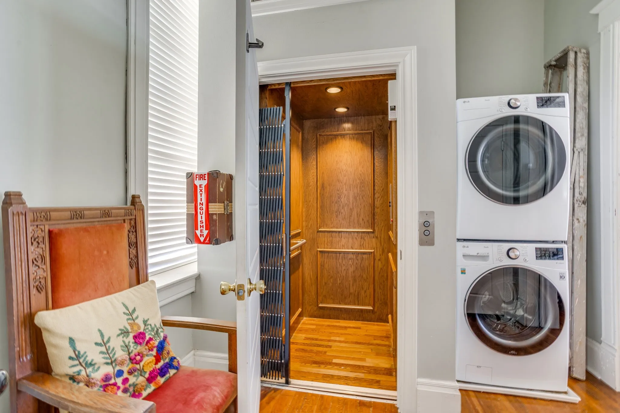 A full washer/dryer as well as a functioning elevator.