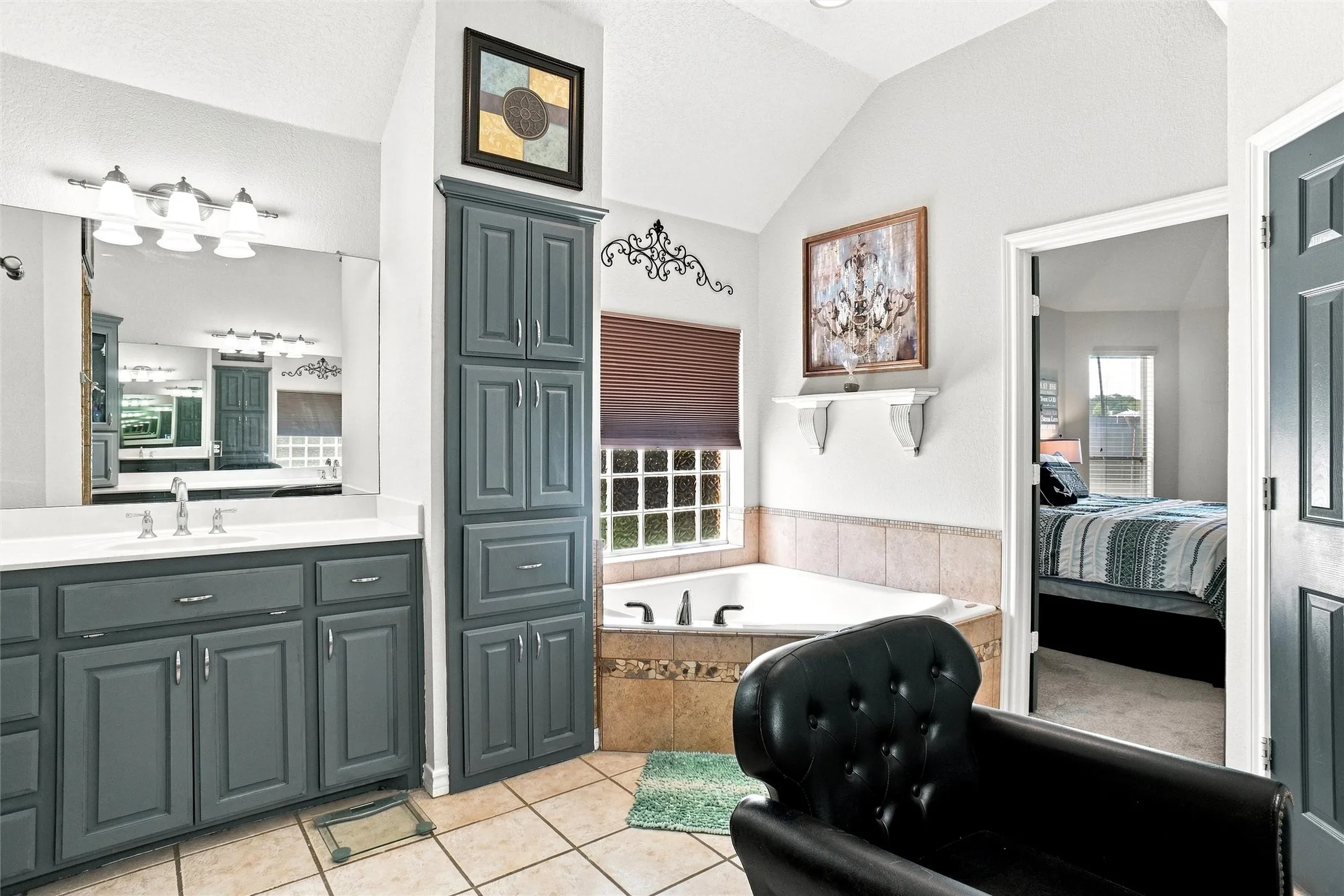 Single Family Residence For Sale in Parker County , 118 Golfers Way, Azle, Texas 76020, 3 Bedroom, 3 Bathroom, 2 Garage spaces, 2,079 Sqft, built in 1999, mls#21364645, Real Estate Agent in Azle, Homes For Sale in Parker county, Homes For Sale in Azle, Realtor in Azle Texas, Real Estate Brokerage Independent Realty Texas, Luminita Cordes Realtor