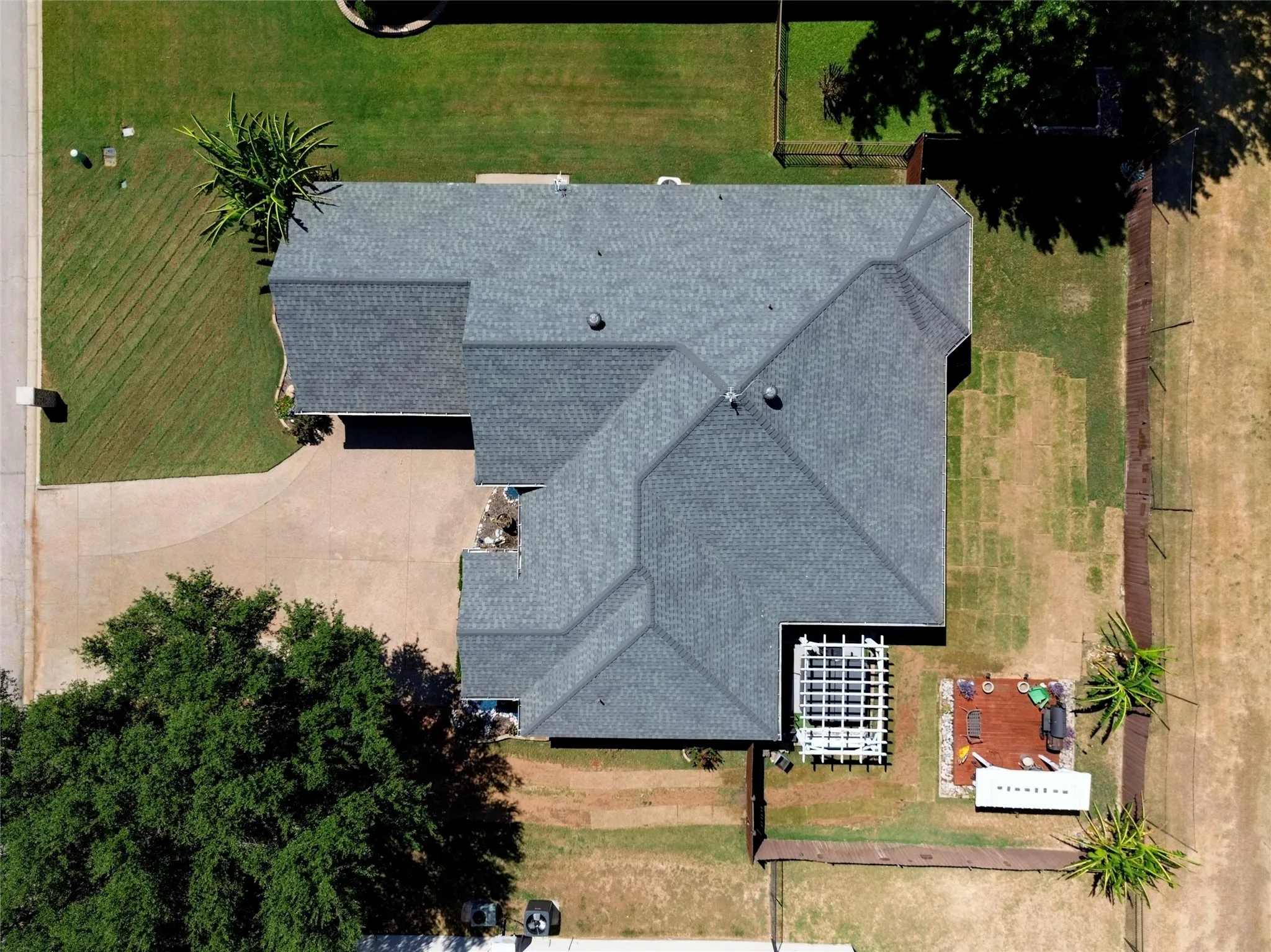 Single Family Residence For Sale in Parker County , 118 Golfers Way, Azle, Texas 76020, 3 Bedroom, 3 Bathroom, 2 Garage spaces, 2,079 Sqft, built in 1999, mls#21364645, Real Estate Agent in Azle, Homes For Sale in Parker county, Homes For Sale in Azle, Realtor in Azle Texas, Real Estate Brokerage Independent Realty Texas, Luminita Cordes Realtor