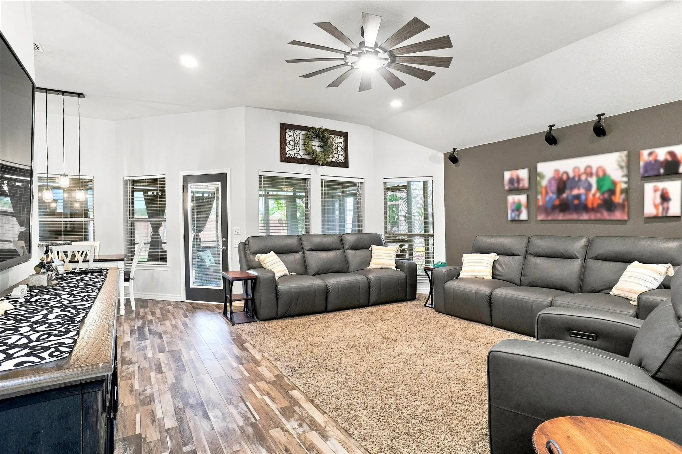 Single Family Residence For Sale in Parker County , 118 Golfers Way, Azle, Texas 76020, 3 Bedroom, 3 Bathroom, 2 Garage spaces, 2,079 Sqft, built in 1999, mls#21364645, Real Estate Agent in Azle, Homes For Sale in Parker county, Homes For Sale in Azle, Realtor in Azle Texas, Real Estate Brokerage Independent Realty Texas, Luminita Cordes Realtor