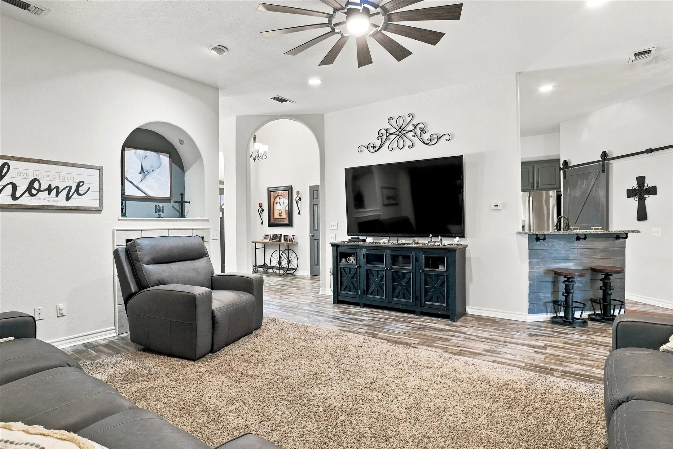 Single Family Residence For Sale in Parker County , 118 Golfers Way, Azle, Texas 76020, 3 Bedroom, 3 Bathroom, 2 Garage spaces, 2,079 Sqft, built in 1999, mls#21364645, Real Estate Agent in Azle, Homes For Sale in Parker county, Homes For Sale in Azle, Realtor in Azle Texas, Real Estate Brokerage Independent Realty Texas, Luminita Cordes Realtor