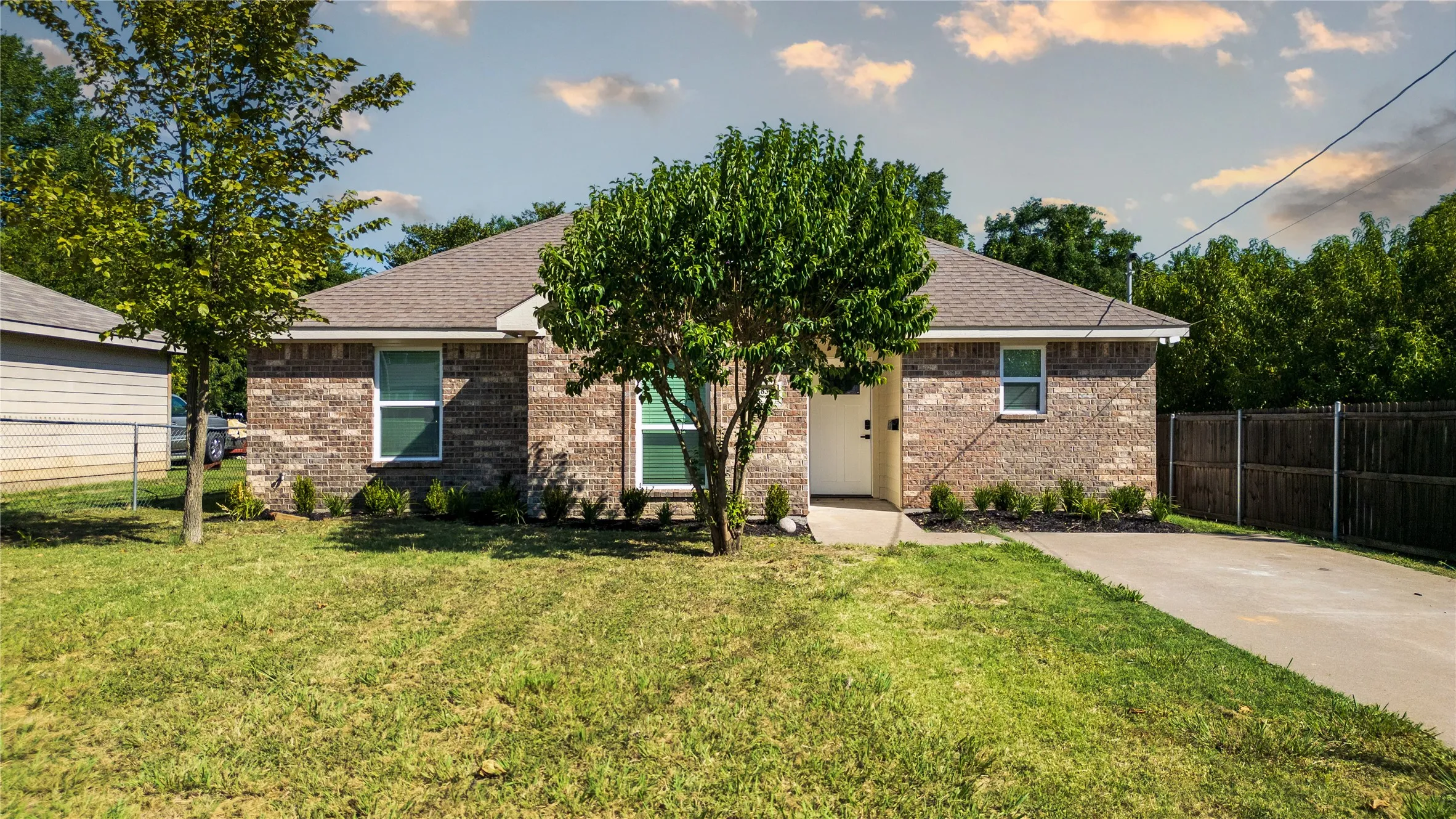 Single Family Residence For Sale in Dallas County , 2831 Fordham Road, Dallas, Texas 75216, 3 Bedroom, 1 Bathroom, Garage spaces, 1,144 Sqft, built in 2007, mls#21349097, Real Estate Agent in Dallas, Homes For Sale in Dallas county, Homes For Sale in Dallas, Realtor in Dallas Texas, Real Estate Brokerage Independent Realty Texas, Luminita Cordes Realtor