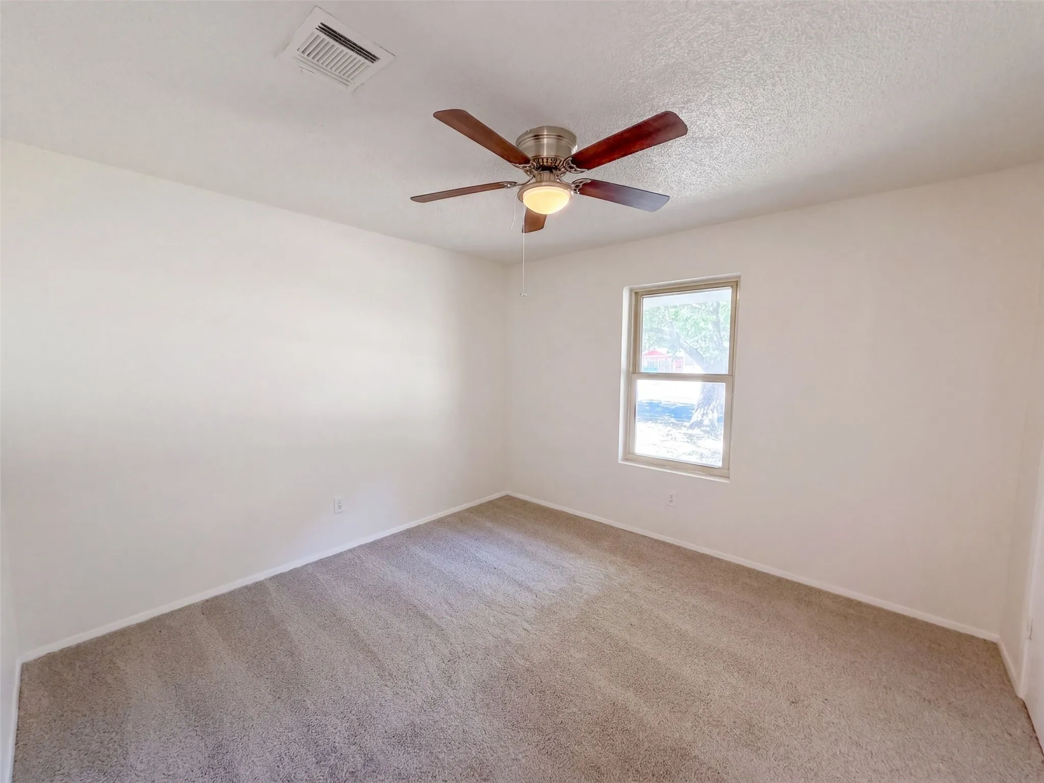 Single Family Residence For Sale in Mc Lennan County , 309 Applewood Lane, Hewitt, Texas 76643, 3 Bedroom, 2 Bathroom, 2 Garage spaces, 1,556 Sqft, built in 1985, mls#21365613, Real Estate Agent in Hewitt, Homes For Sale in Mc Lennan county, Homes For Sale in Hewitt, Realtor in Hewitt Texas, Real Estate Brokerage Independent Realty Texas, Luminita Cordes Realtor