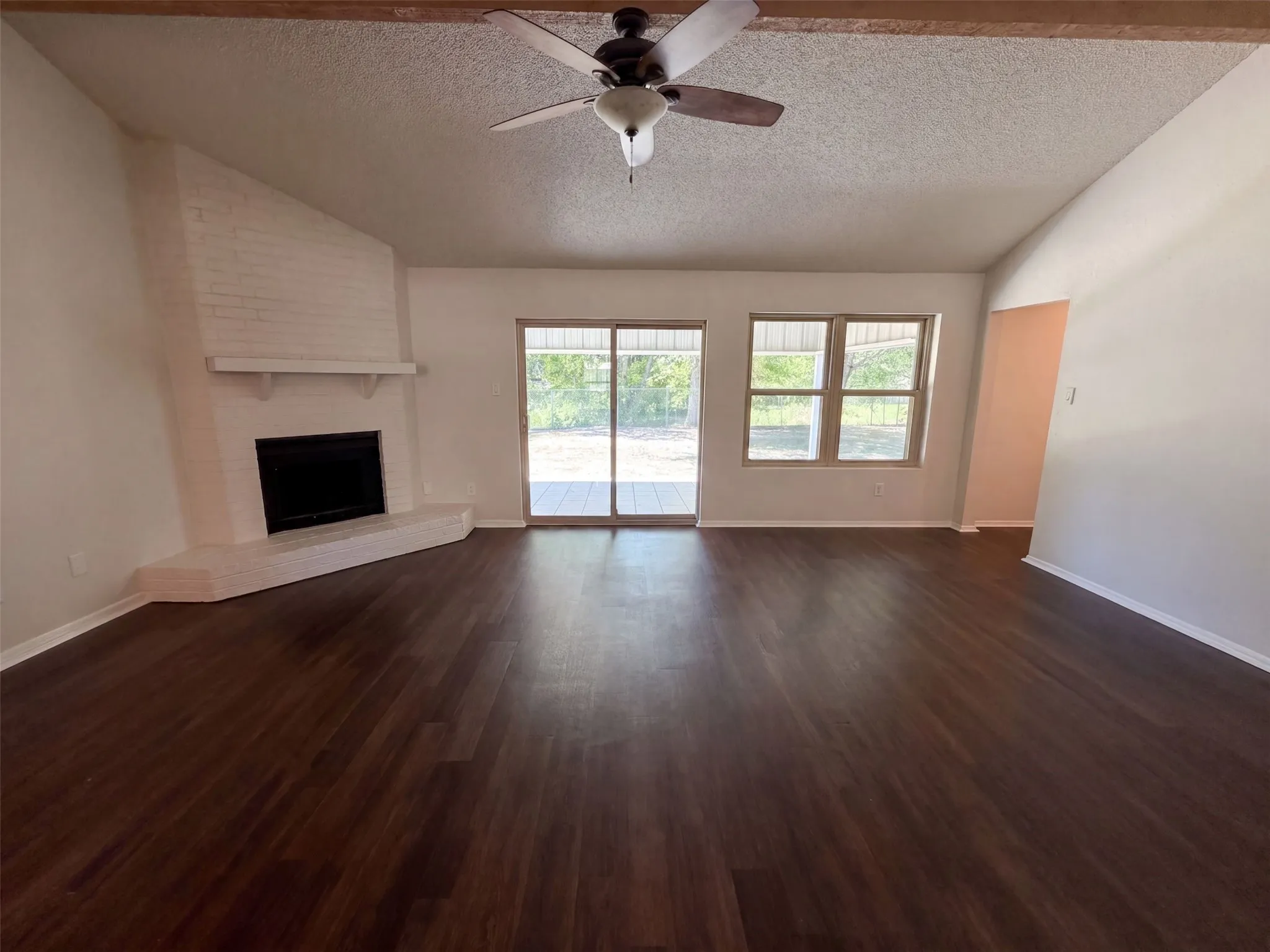 Single Family Residence For Sale in Mc Lennan County , 309 Applewood Lane, Hewitt, Texas 76643, 3 Bedroom, 2 Bathroom, 2 Garage spaces, 1,556 Sqft, built in 1985, mls#21365613, Real Estate Agent in Hewitt, Homes For Sale in Mc Lennan county, Homes For Sale in Hewitt, Realtor in Hewitt Texas, Real Estate Brokerage Independent Realty Texas, Luminita Cordes Realtor