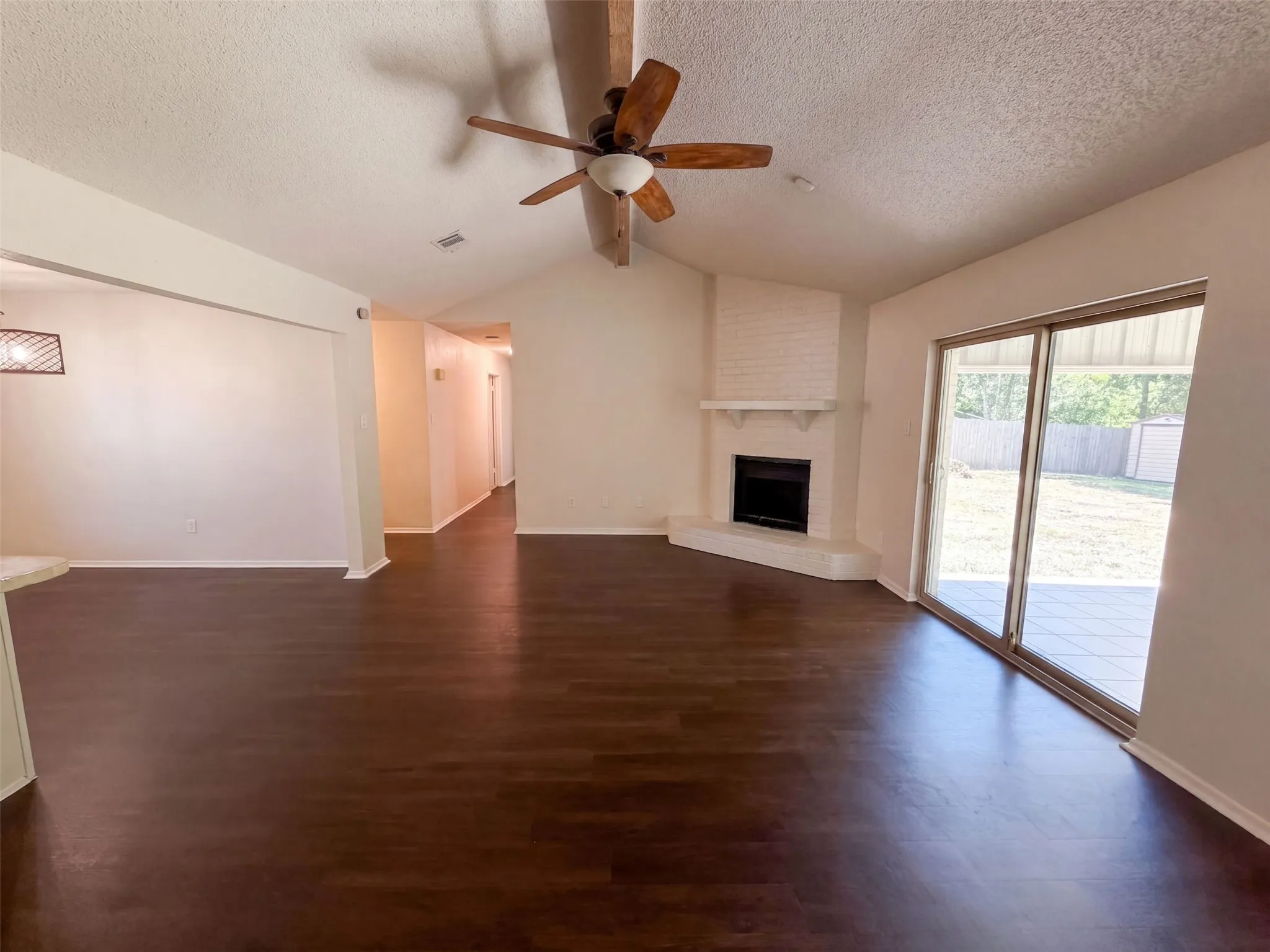 Single Family Residence For Sale in Mc Lennan County , 309 Applewood Lane, Hewitt, Texas 76643, 3 Bedroom, 2 Bathroom, 2 Garage spaces, 1,556 Sqft, built in 1985, mls#21365613, Real Estate Agent in Hewitt, Homes For Sale in Mc Lennan county, Homes For Sale in Hewitt, Realtor in Hewitt Texas, Real Estate Brokerage Independent Realty Texas, Luminita Cordes Realtor