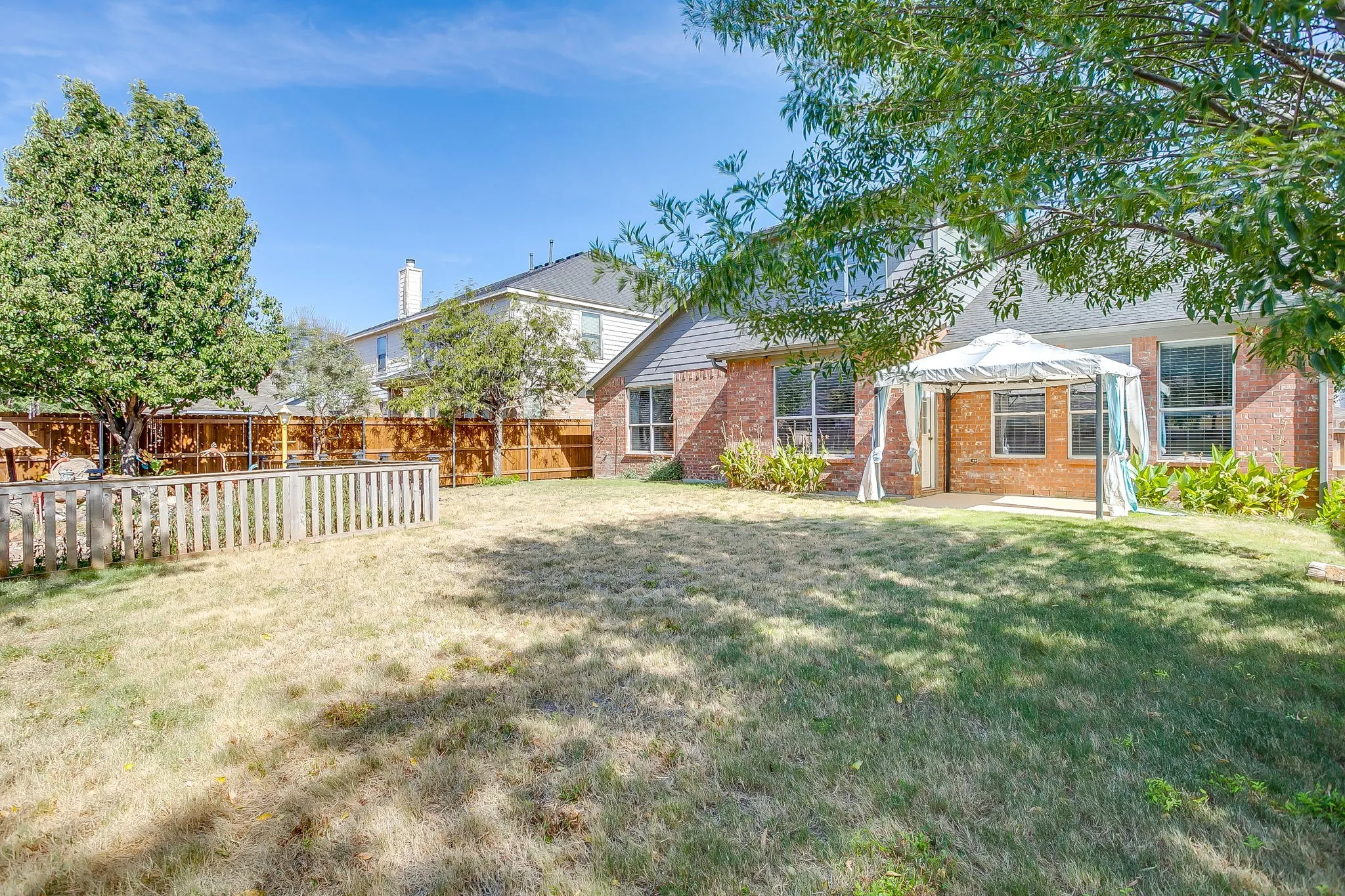 Single Family Residence For Sale in Tarrant County , 1408 Pepperidge Lane, Fort Worth, Texas 76131, 5 Bedroom, 3 Bathroom, 2 Garage spaces, 2,994 Sqft, built in 2005, mls#21365557, Real Estate Agent in Fort Worth, Homes For Sale in Tarrant county, Homes For Sale in Fort Worth, Realtor in Fort Worth Texas, Real Estate Brokerage Independent Realty Texas, Luminita Cordes Realtor