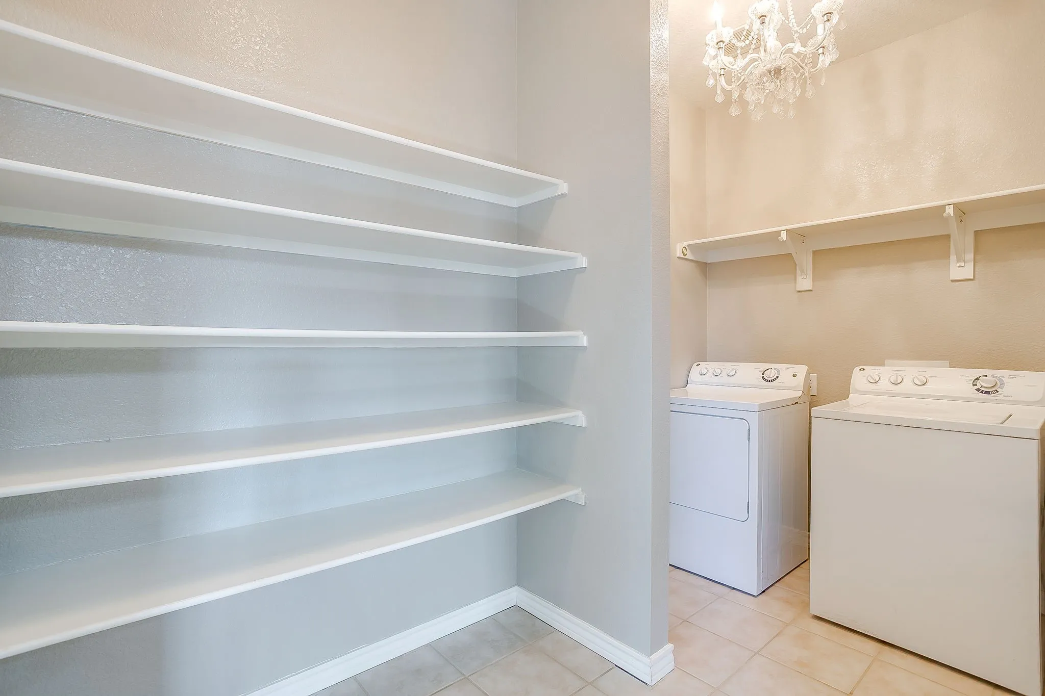 Single Family Residence For Sale in Tarrant County , 1408 Pepperidge Lane, Fort Worth, Texas 76131, 5 Bedroom, 3 Bathroom, 2 Garage spaces, 2,994 Sqft, built in 2005, mls#21365557, Real Estate Agent in Fort Worth, Homes For Sale in Tarrant county, Homes For Sale in Fort Worth, Realtor in Fort Worth Texas, Real Estate Brokerage Independent Realty Texas, Luminita Cordes Realtor