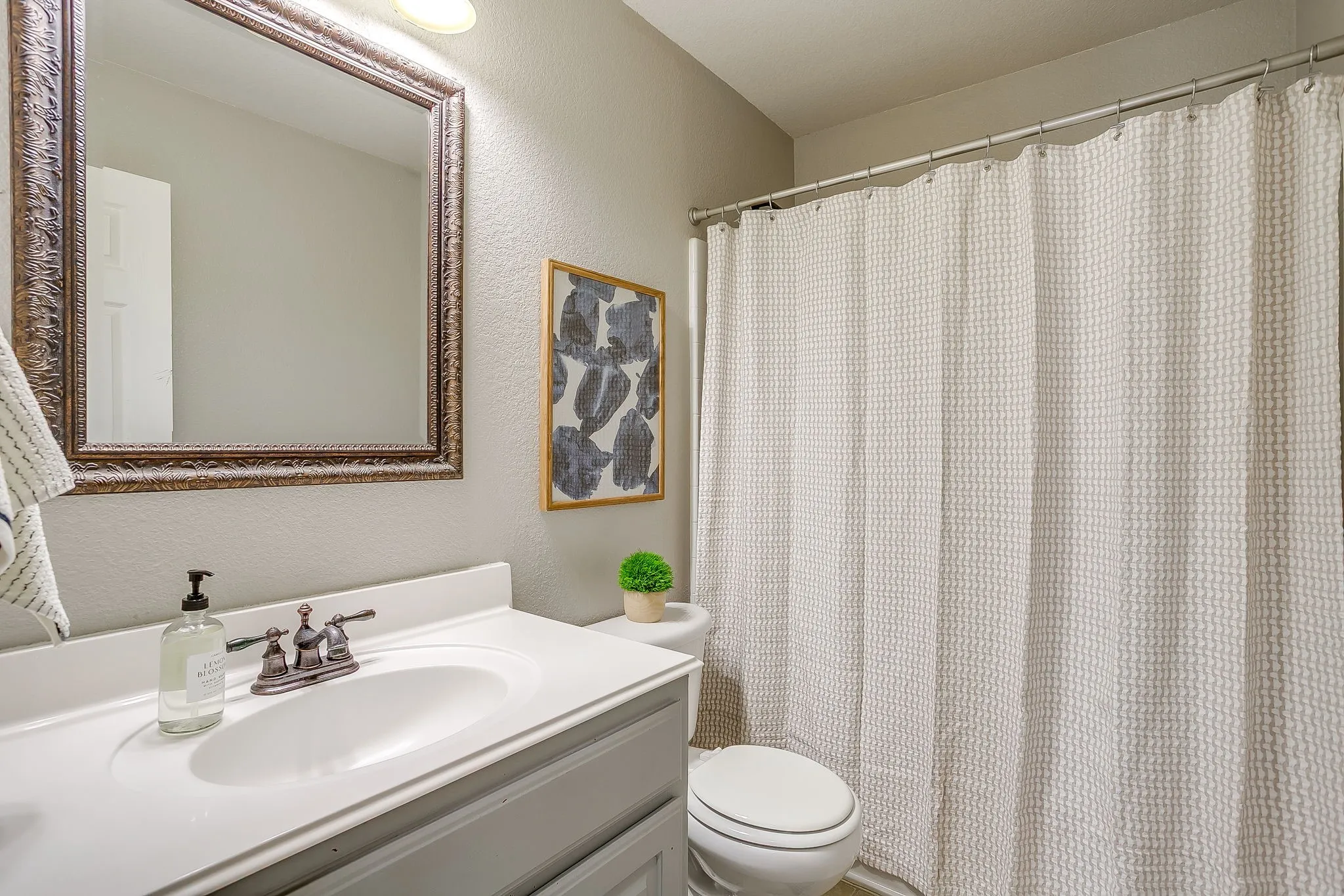 Single Family Residence For Sale in Tarrant County , 1408 Pepperidge Lane, Fort Worth, Texas 76131, 5 Bedroom, 3 Bathroom, 2 Garage spaces, 2,994 Sqft, built in 2005, mls#21365557, Real Estate Agent in Fort Worth, Homes For Sale in Tarrant county, Homes For Sale in Fort Worth, Realtor in Fort Worth Texas, Real Estate Brokerage Independent Realty Texas, Luminita Cordes Realtor
