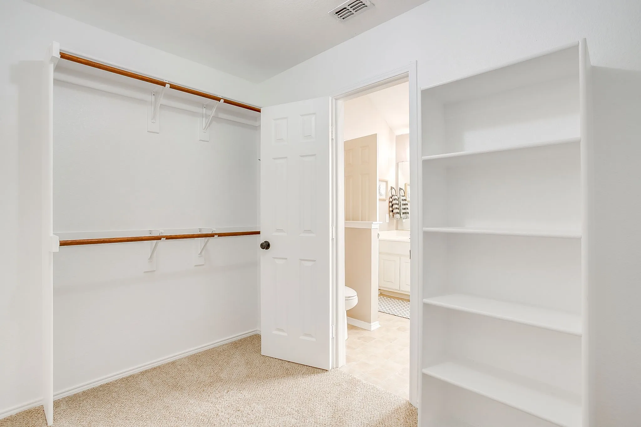Single Family Residence For Sale in Tarrant County , 1408 Pepperidge Lane, Fort Worth, Texas 76131, 5 Bedroom, 3 Bathroom, 2 Garage spaces, 2,994 Sqft, built in 2005, mls#21365557, Real Estate Agent in Fort Worth, Homes For Sale in Tarrant county, Homes For Sale in Fort Worth, Realtor in Fort Worth Texas, Real Estate Brokerage Independent Realty Texas, Luminita Cordes Realtor